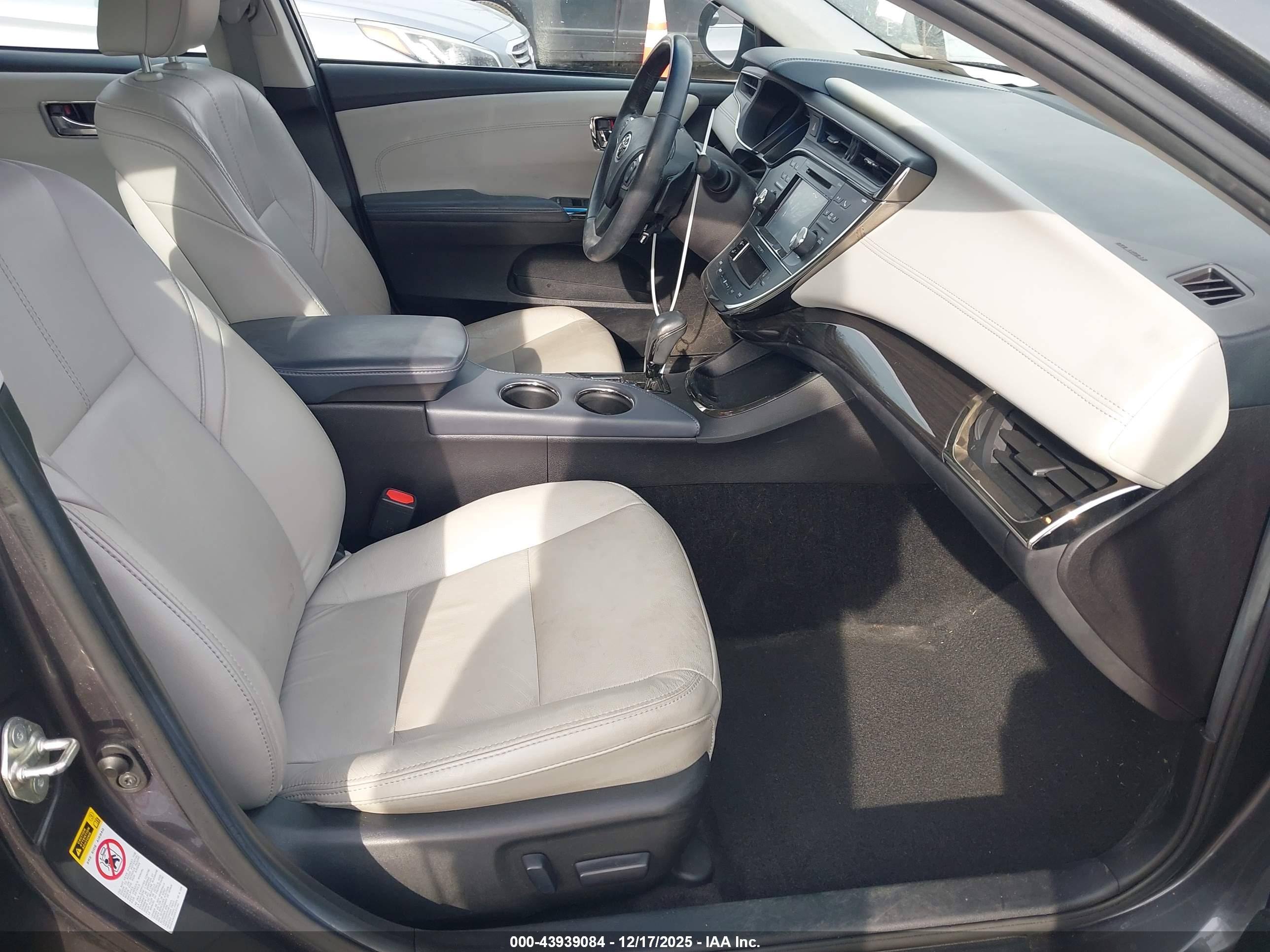 TOYOTA AVALON image 5