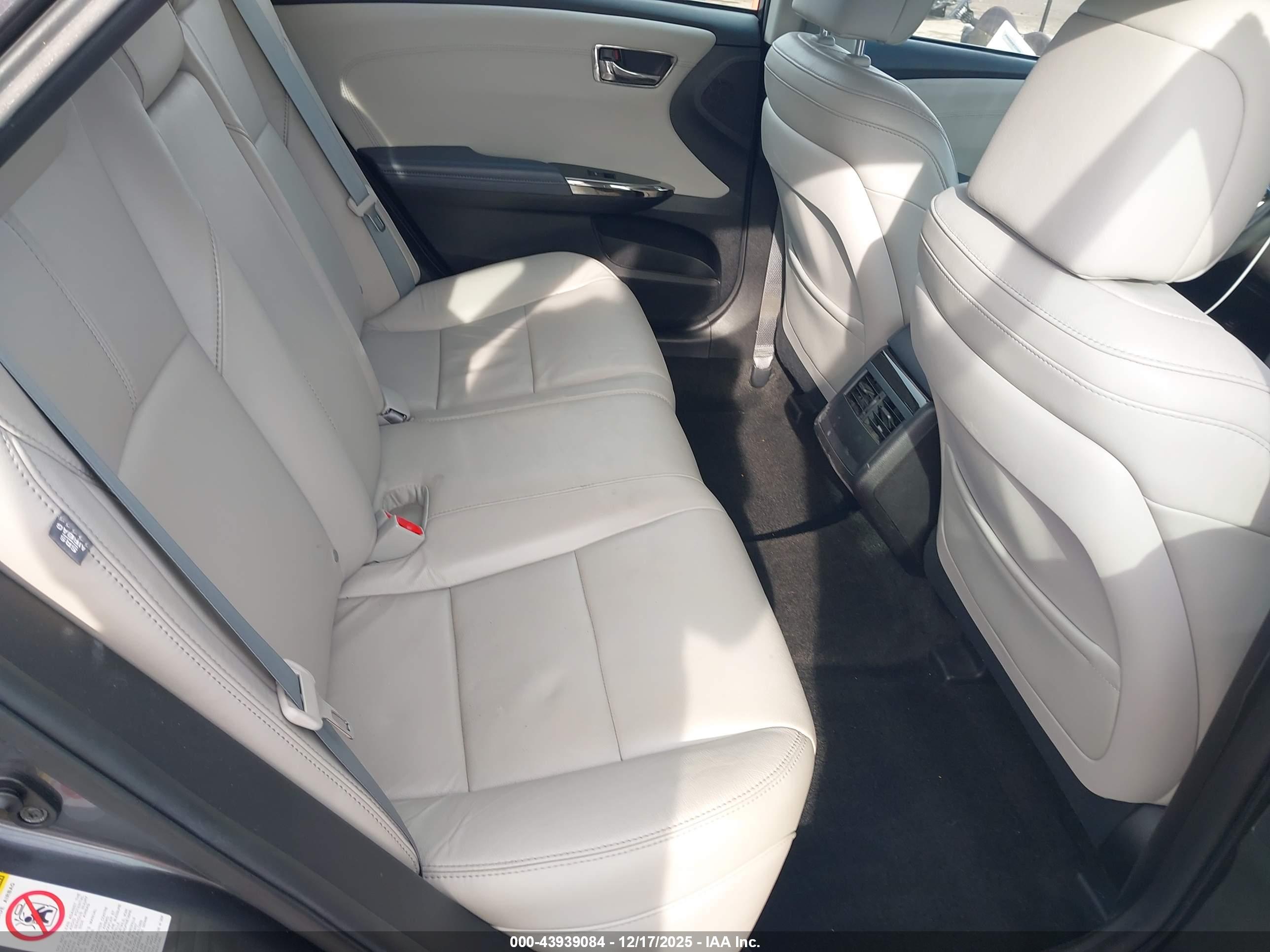 TOYOTA AVALON image 8