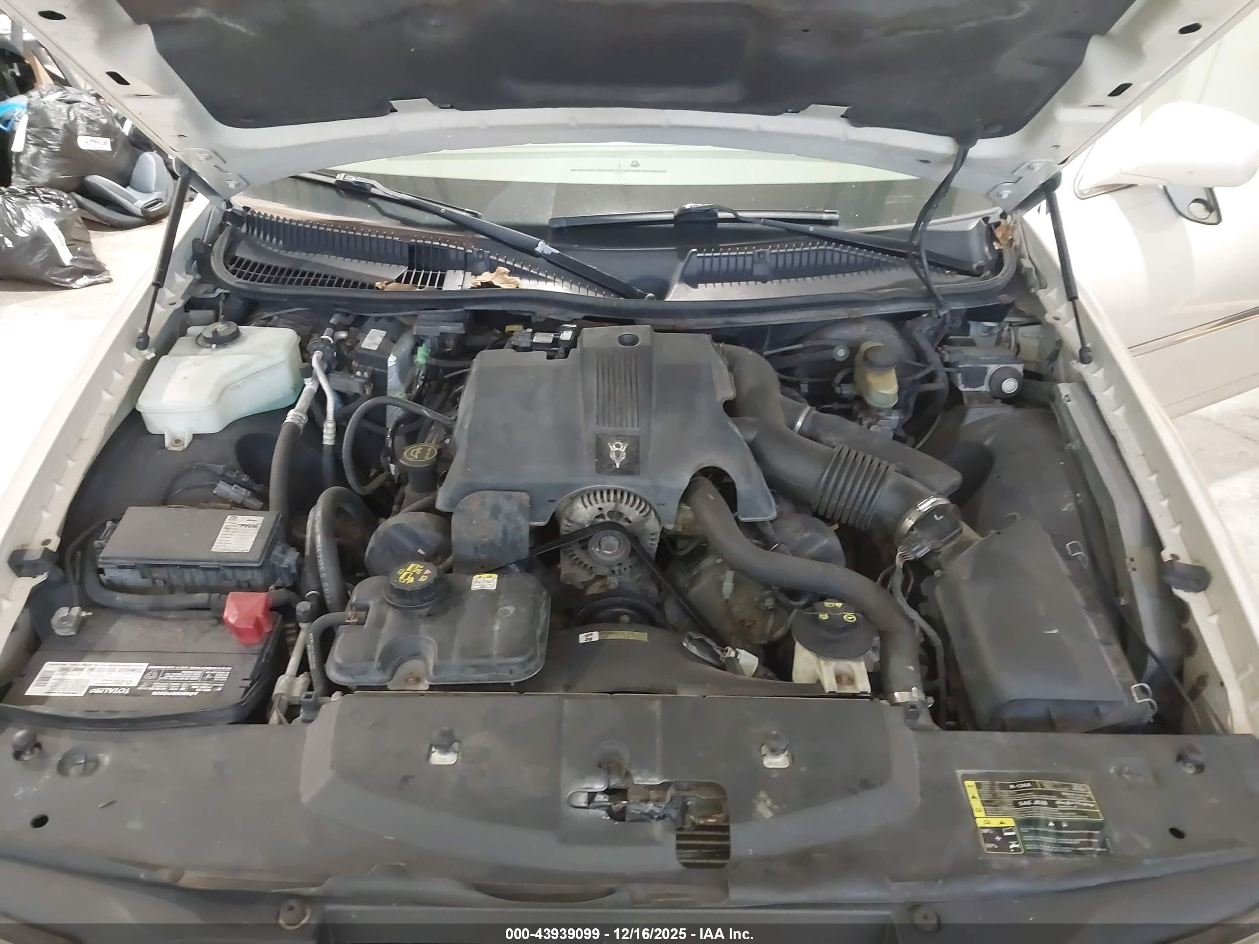 LINCOLN TOWN image 10