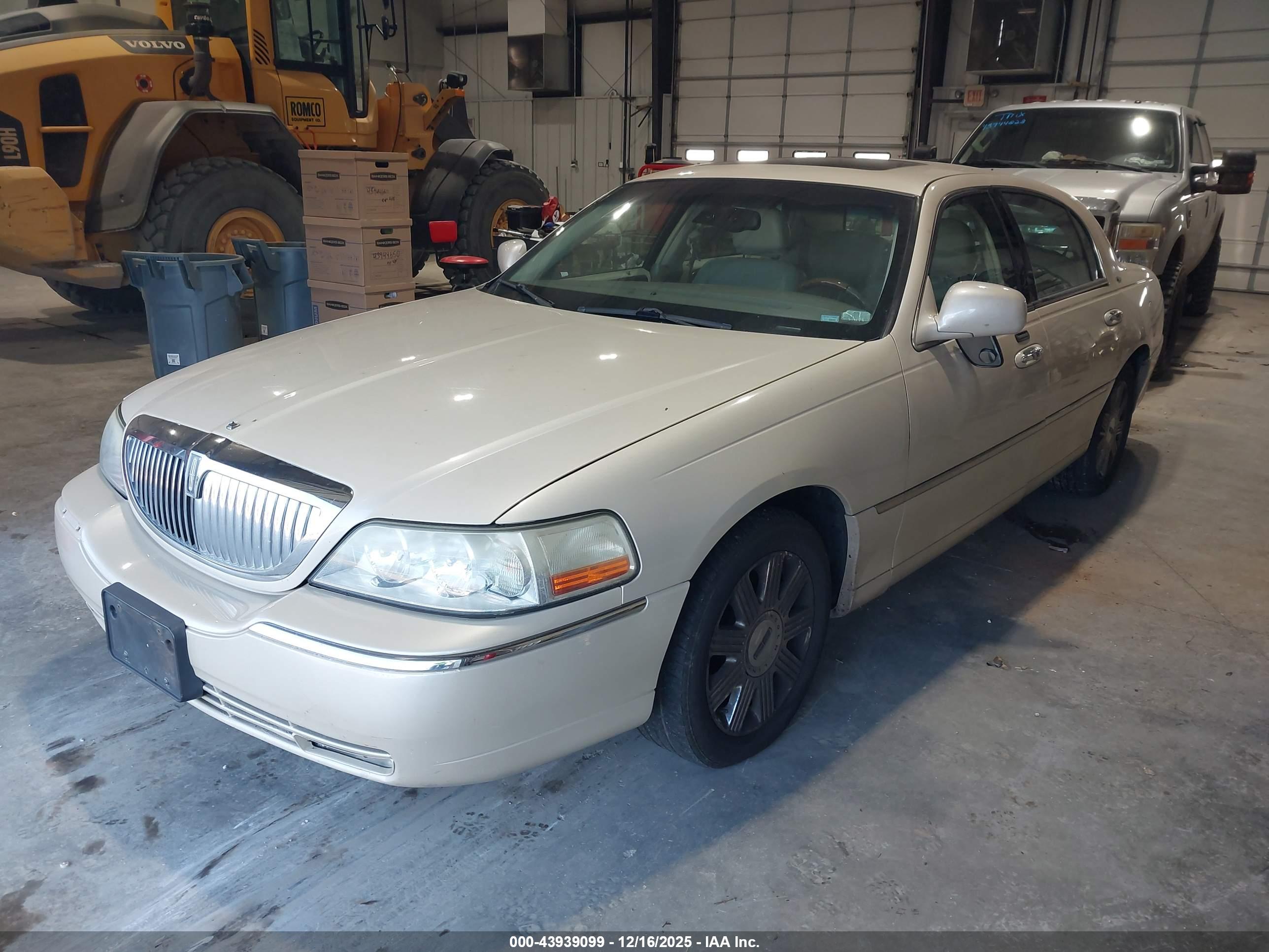 LINCOLN TOWN image 2