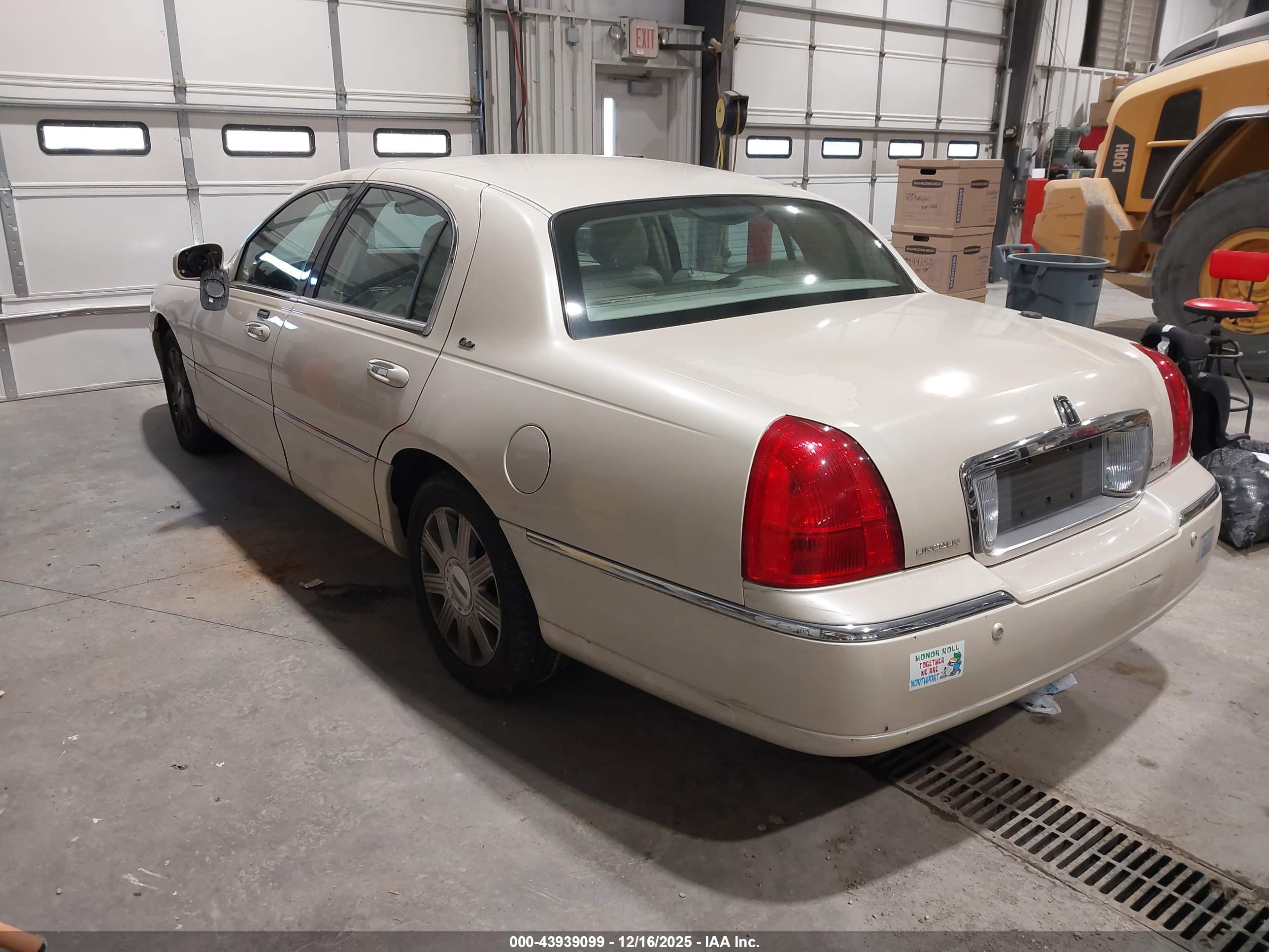 LINCOLN TOWN image 3