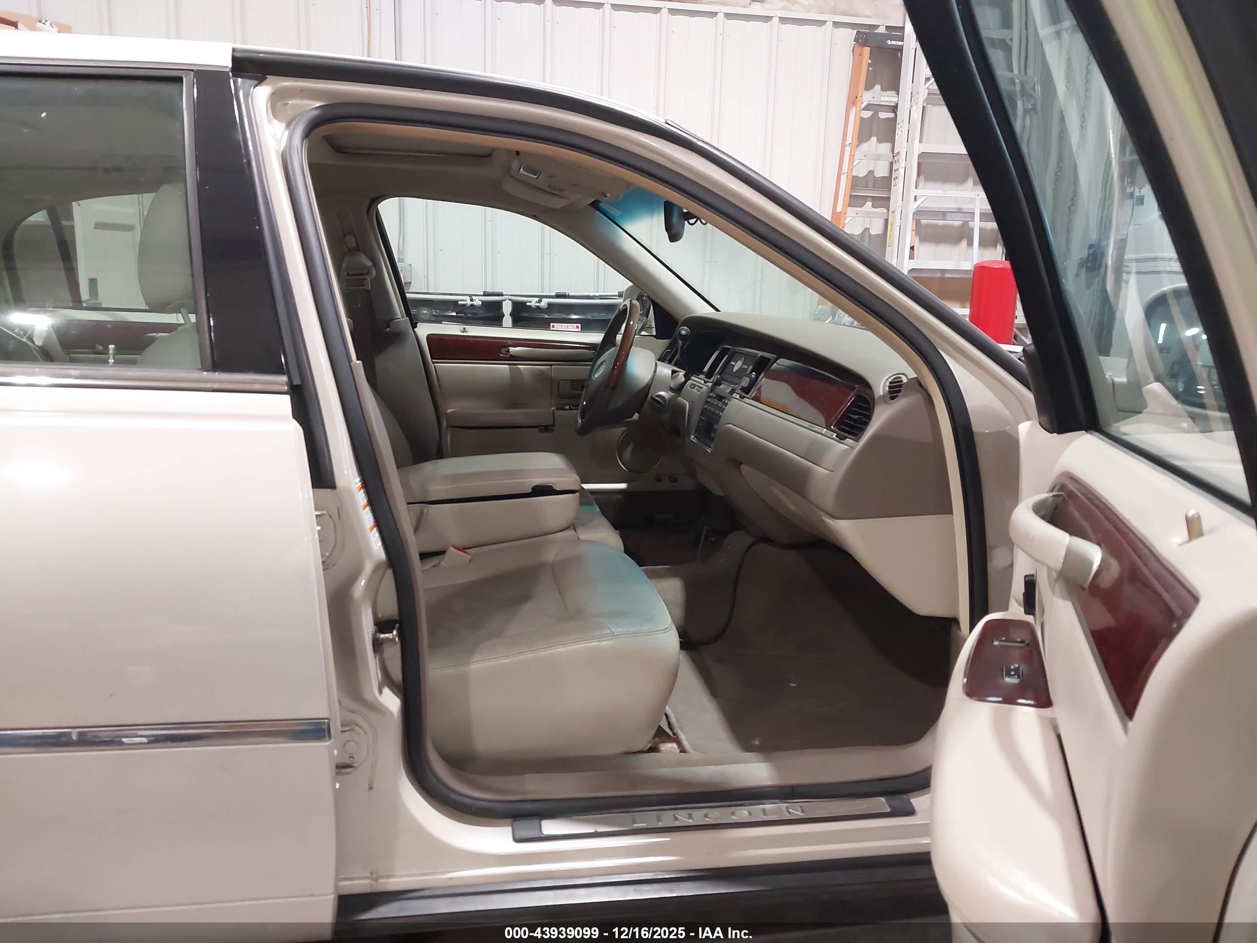 LINCOLN TOWN image 5