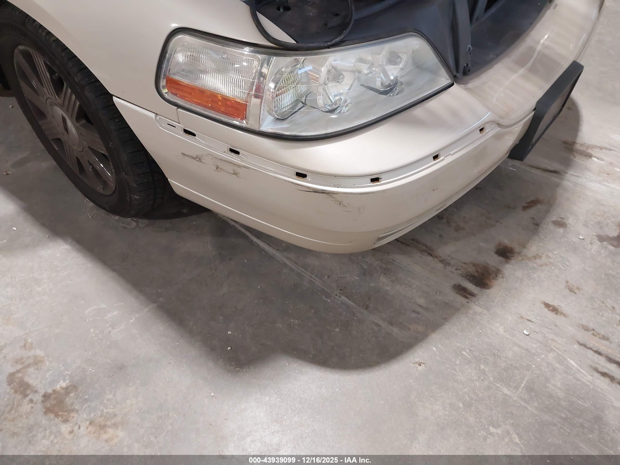 LINCOLN TOWN image 6