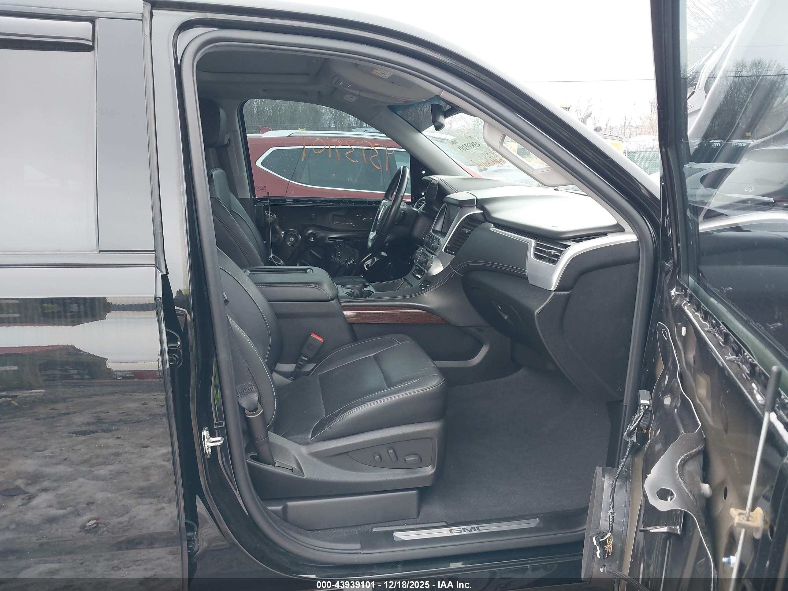GMC YUKON image 5