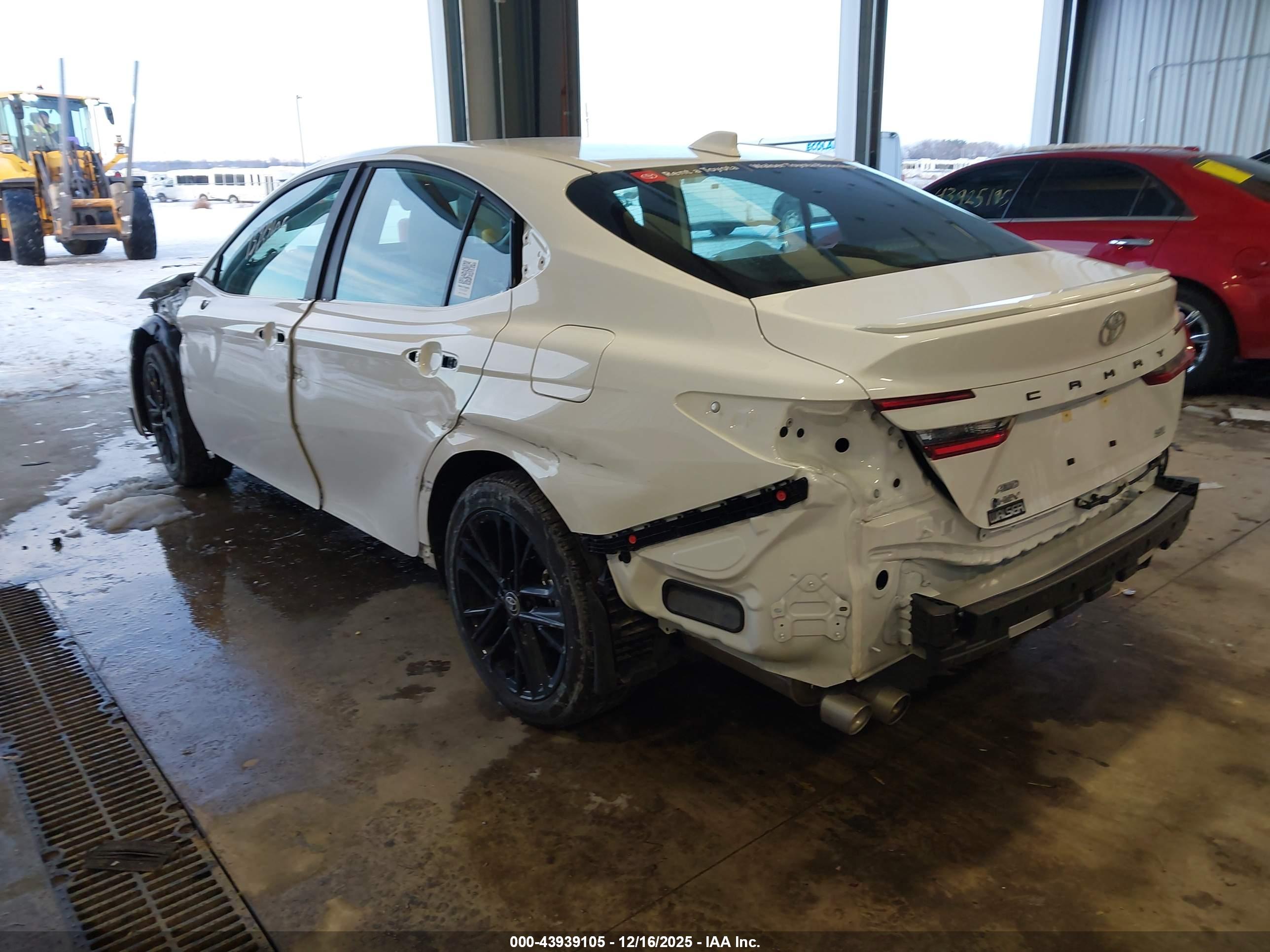 TOYOTA CAMRY image 3