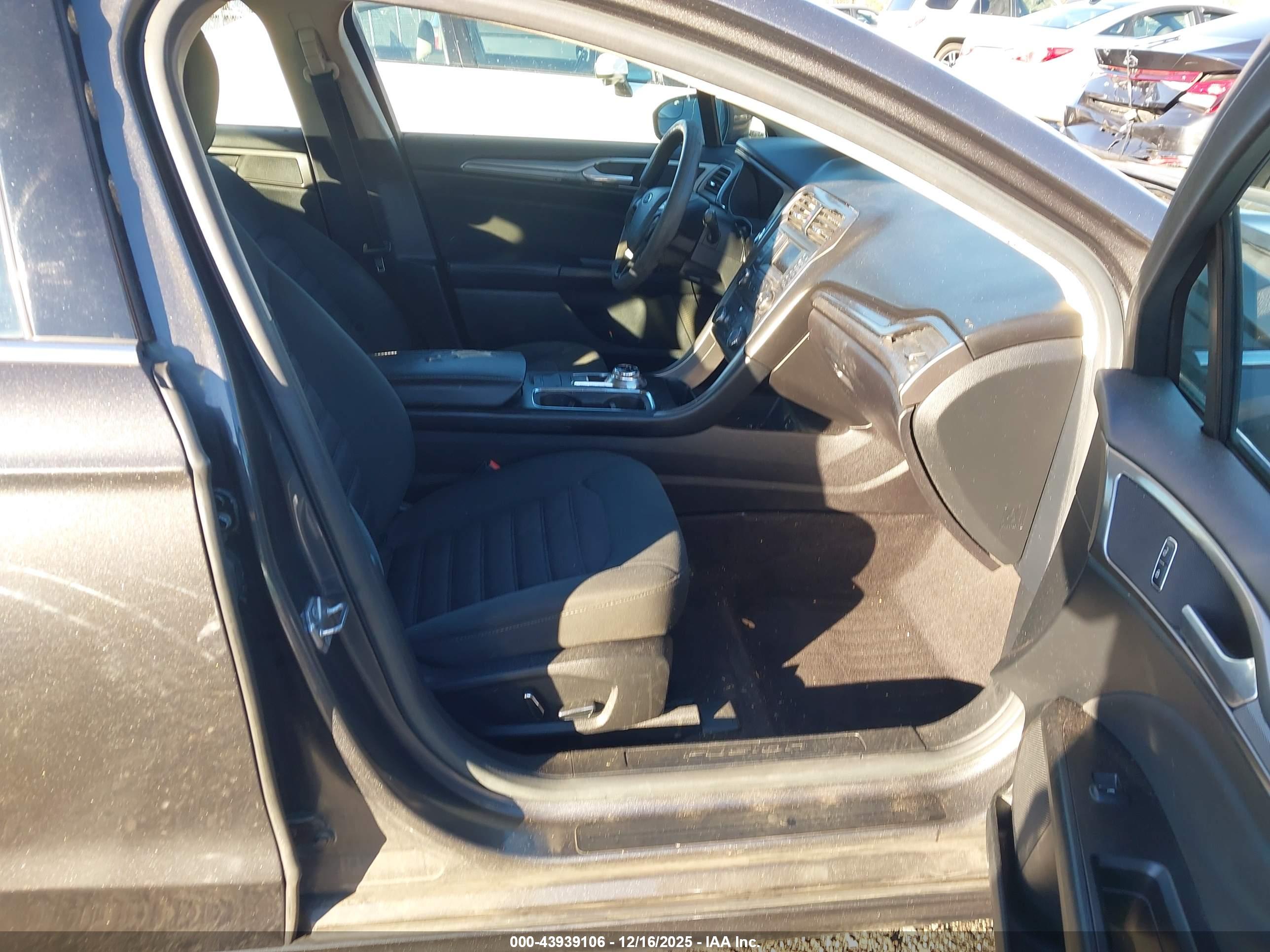 FORD FUSION image 5