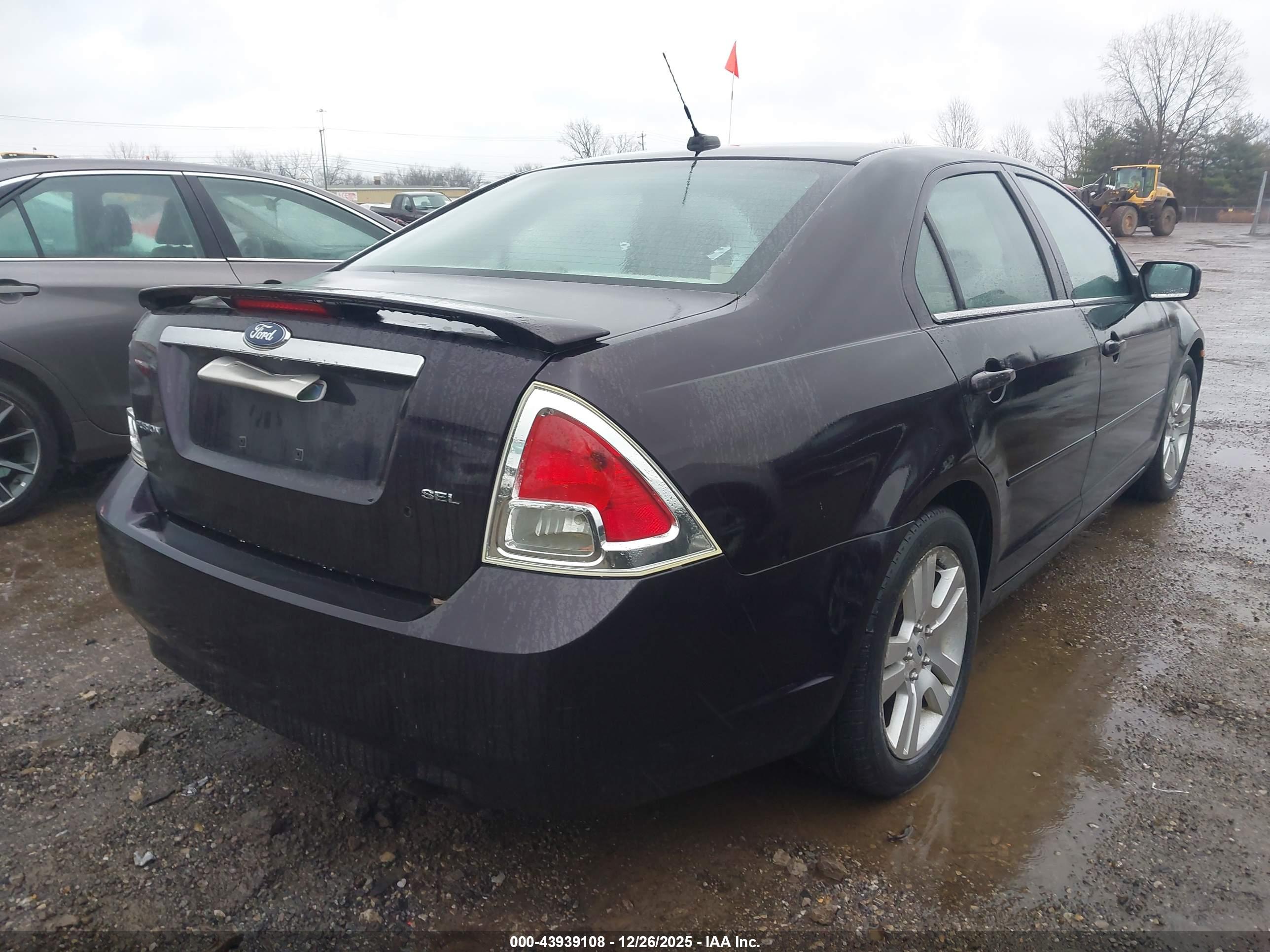 FORD FUSION image 4