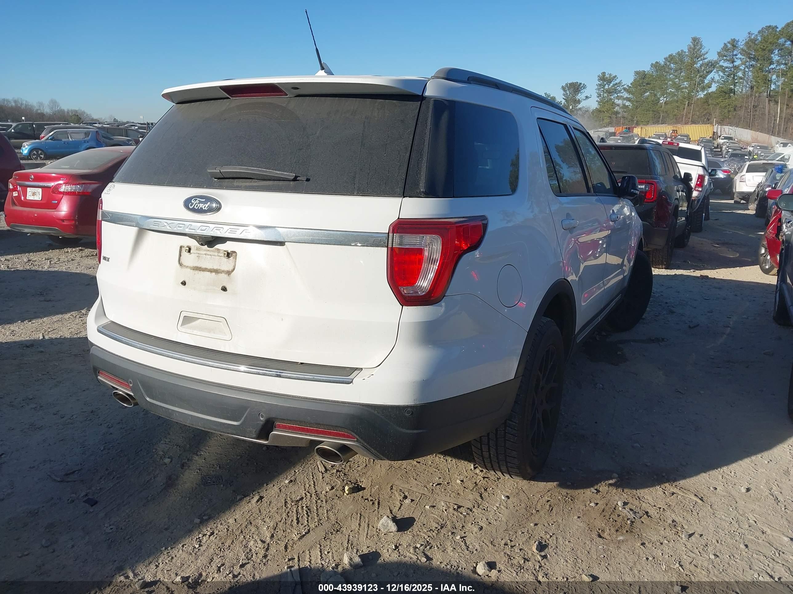 FORD EXPLORER image 4