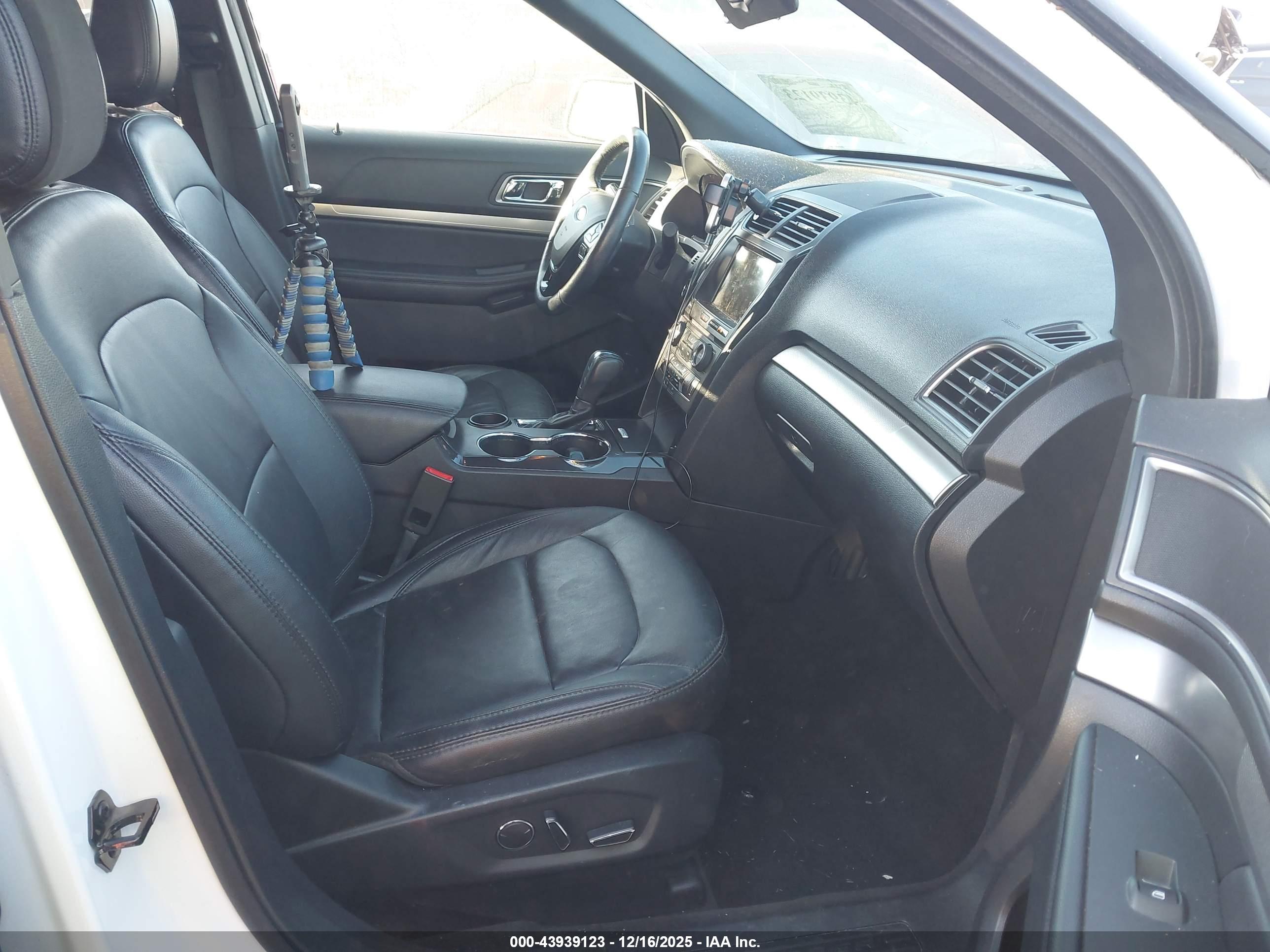 FORD EXPLORER image 5