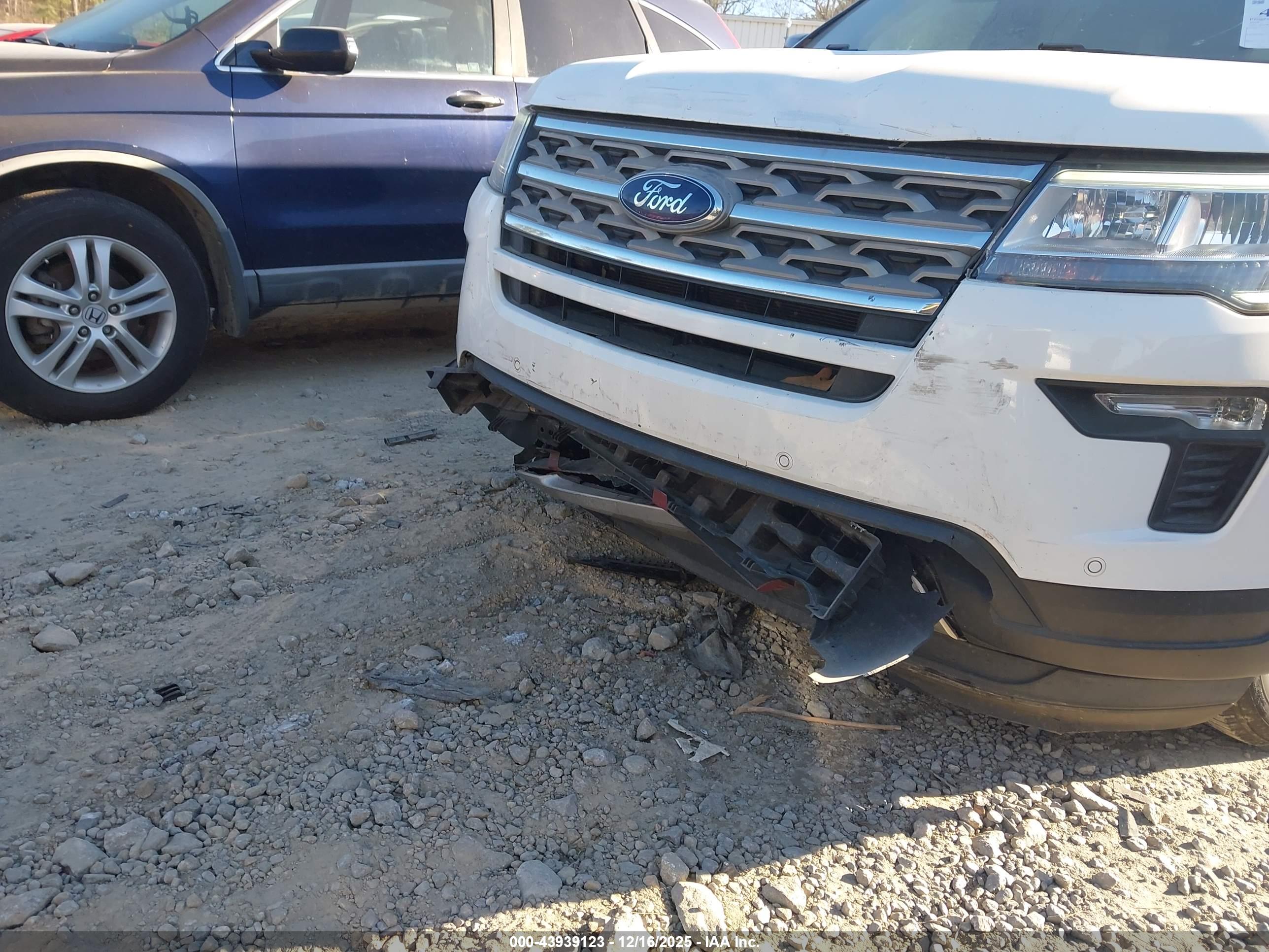 FORD EXPLORER image 6