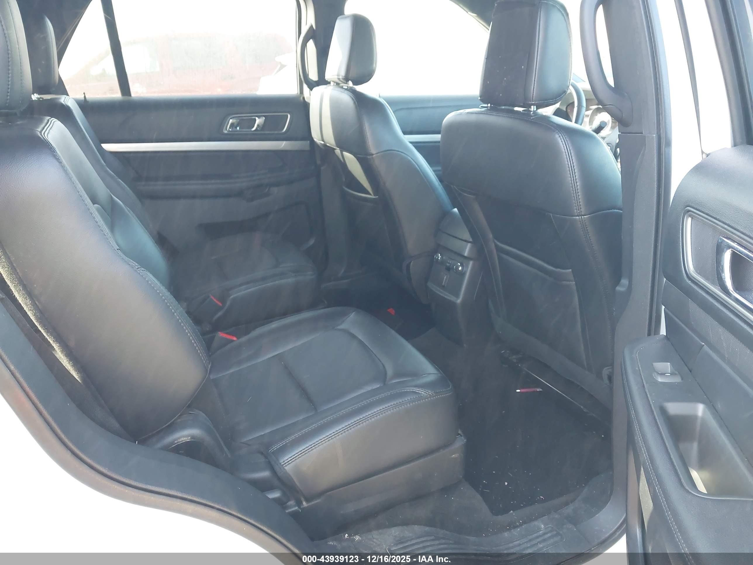 FORD EXPLORER image 8