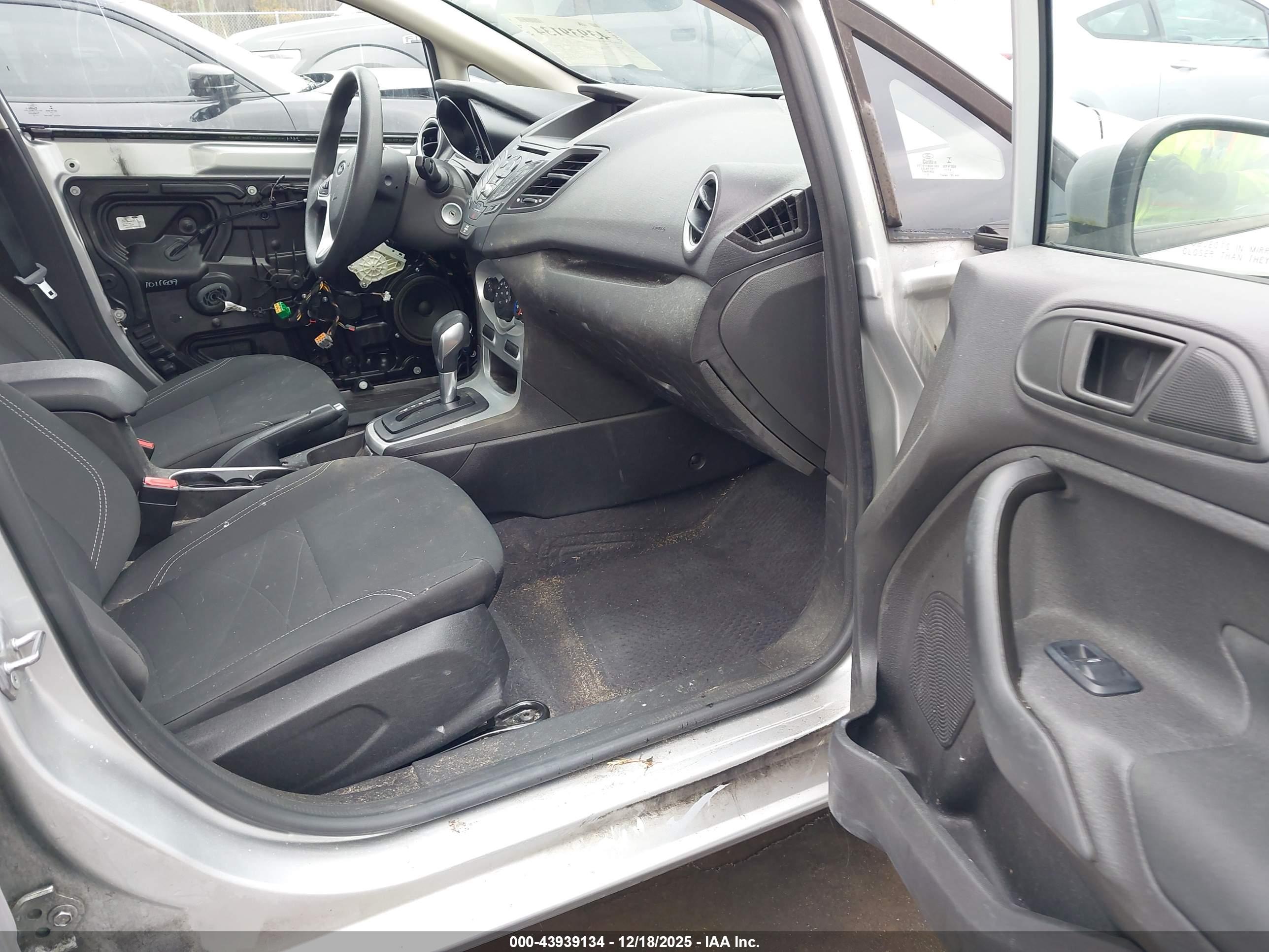 FORD FIESTA image 5