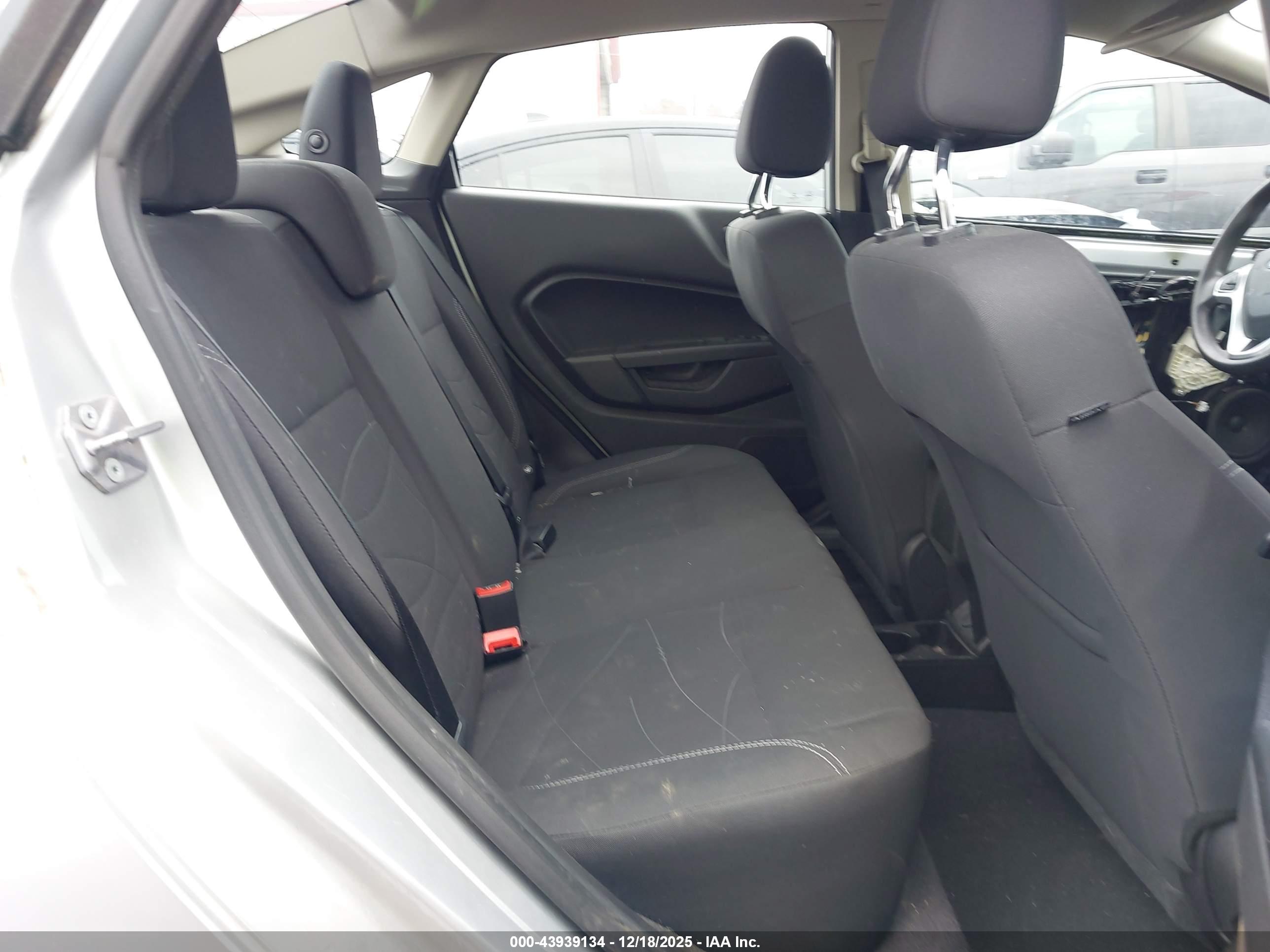 FORD FIESTA image 8