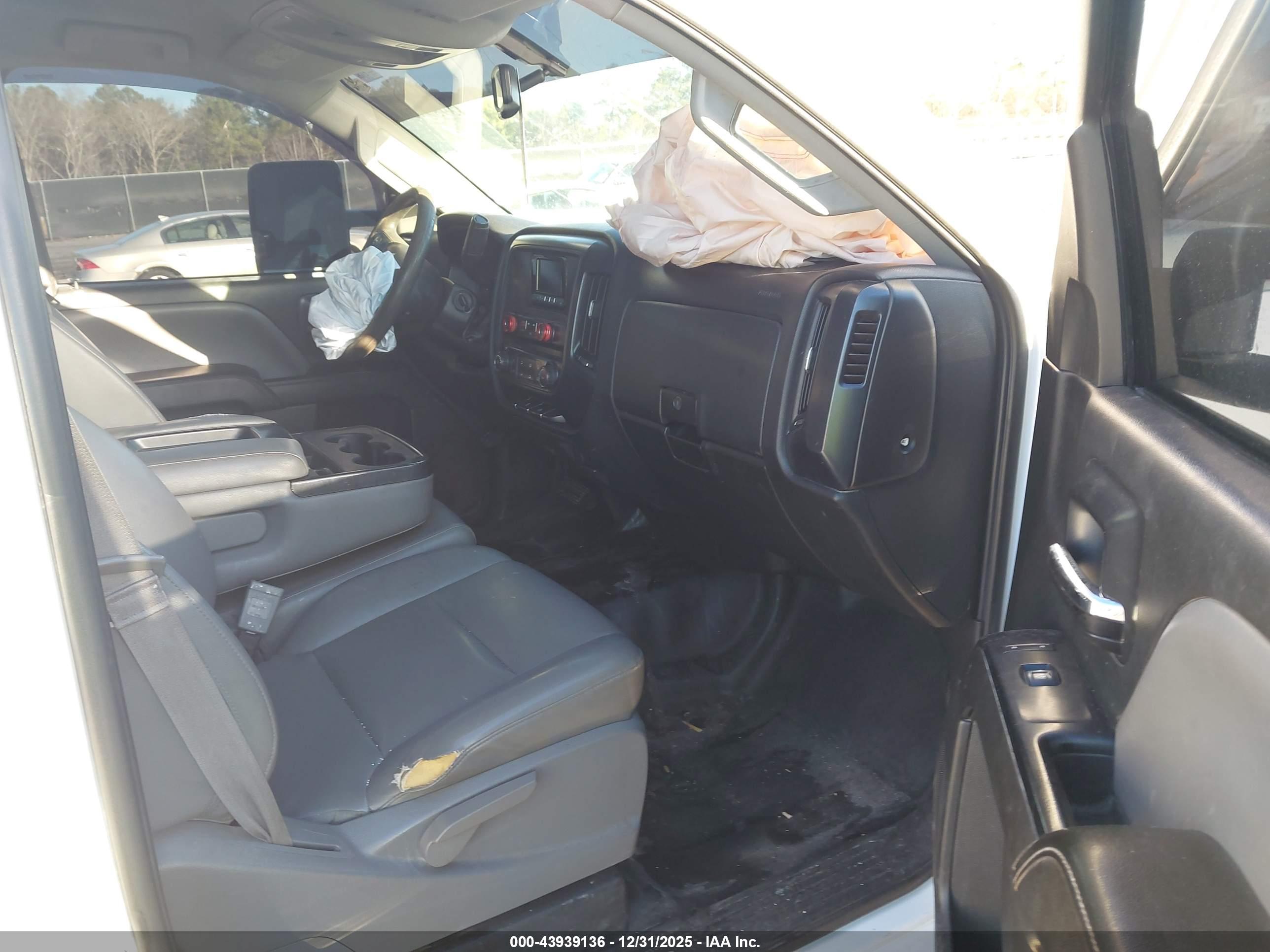 CHEVROLET SILVERADO image 5