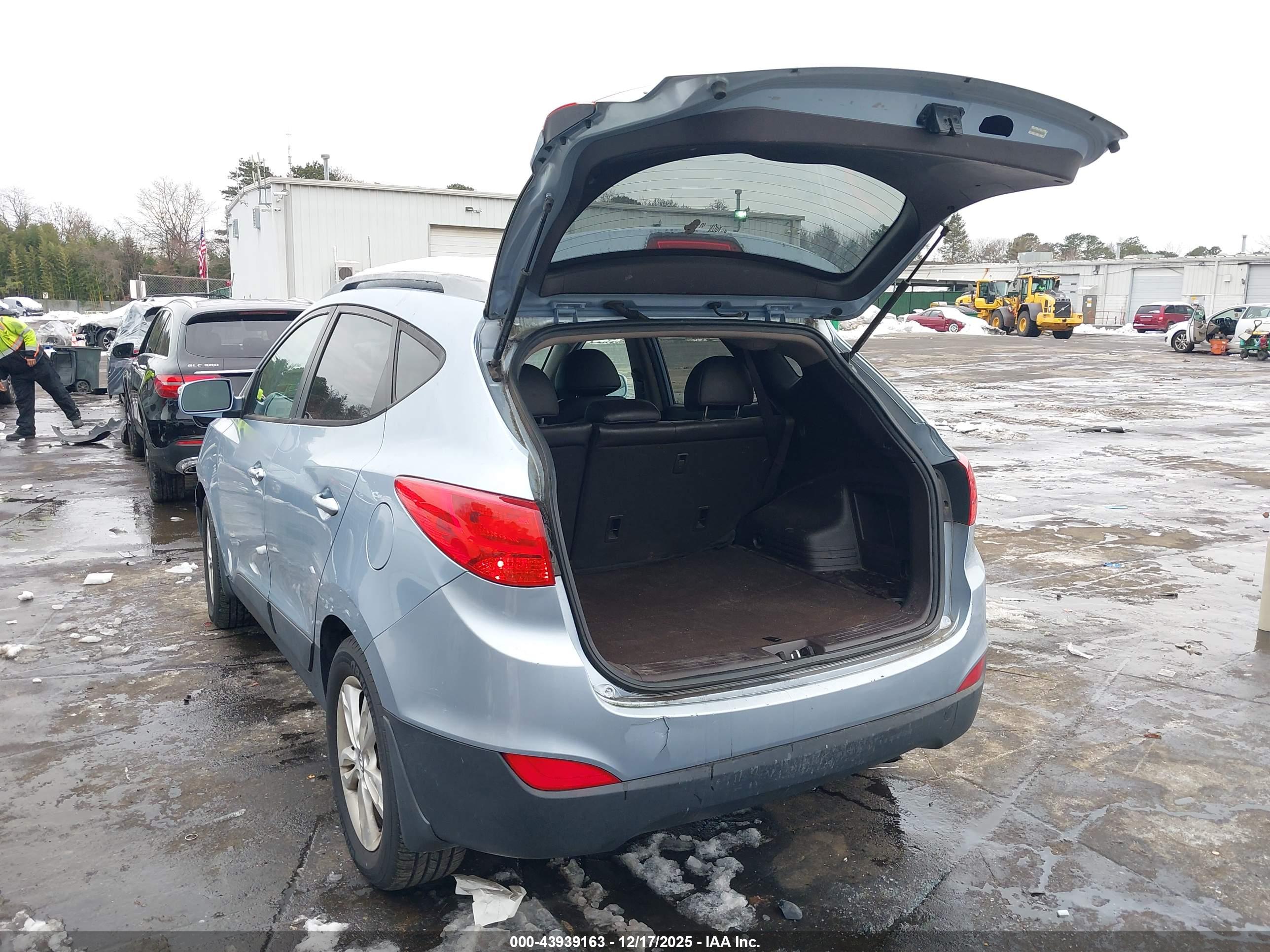 HYUNDAI TUCSON image 3