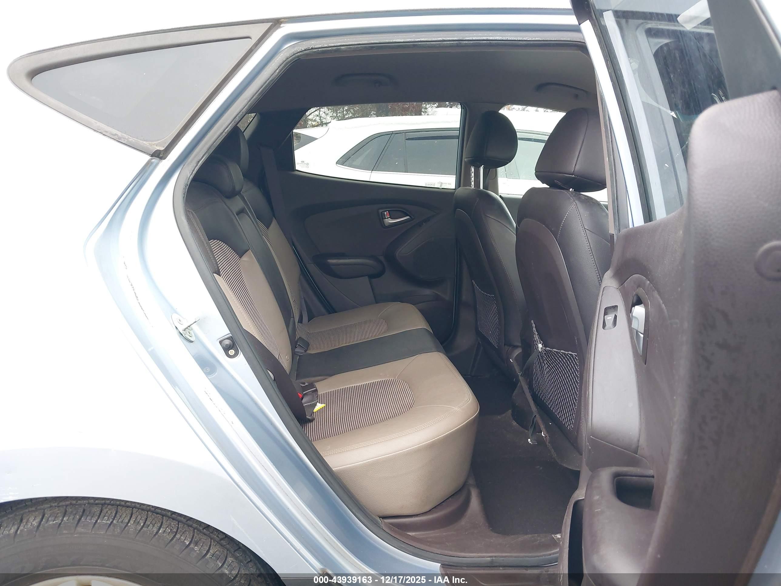 HYUNDAI TUCSON image 8