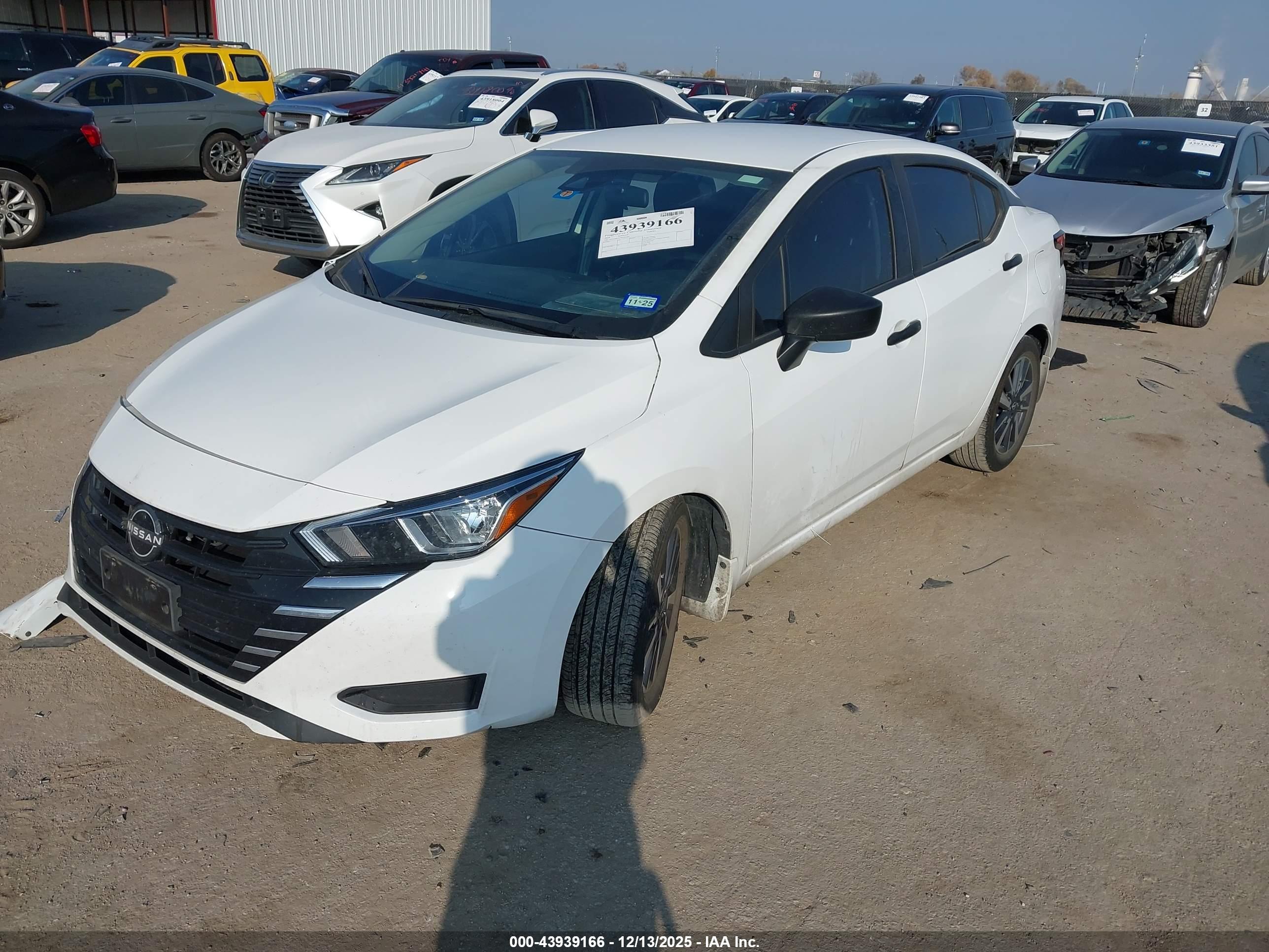 NISSAN VERSA image 2