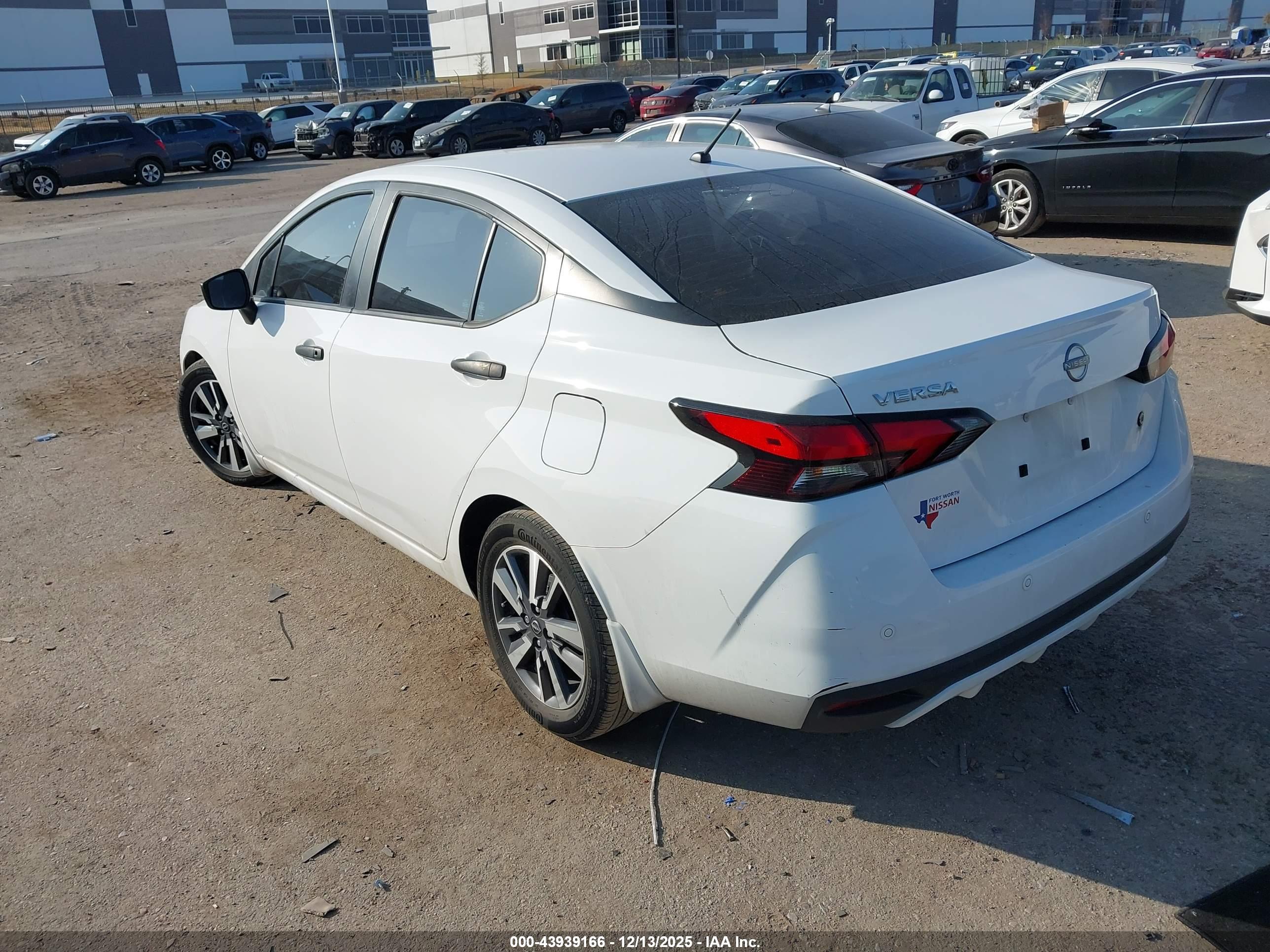 NISSAN VERSA image 3