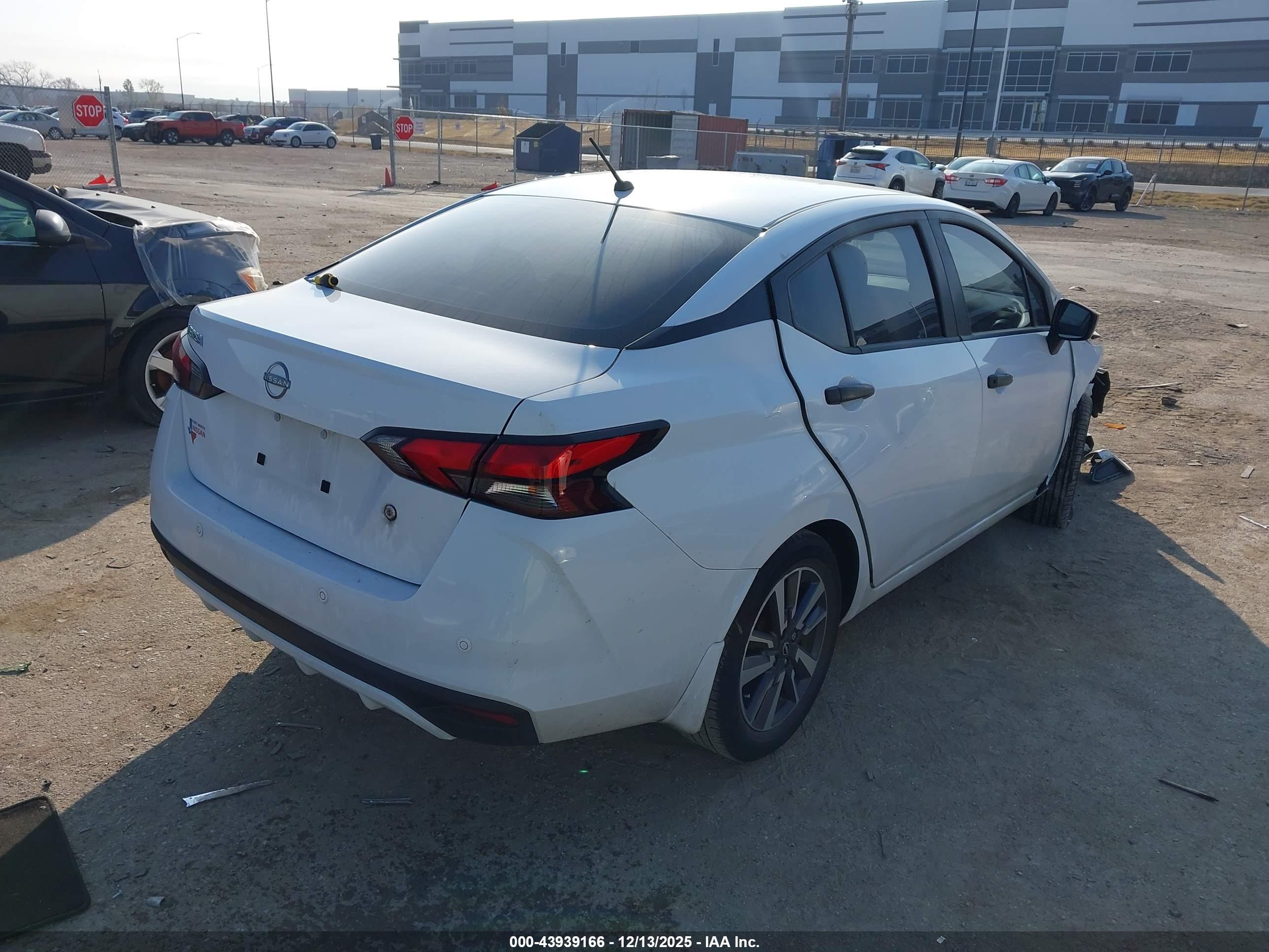 NISSAN VERSA image 4