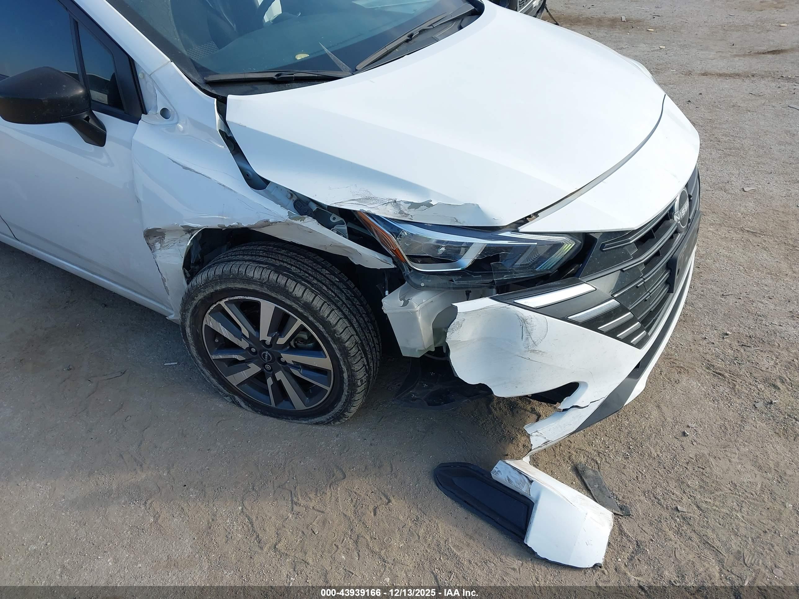 NISSAN VERSA image 6
