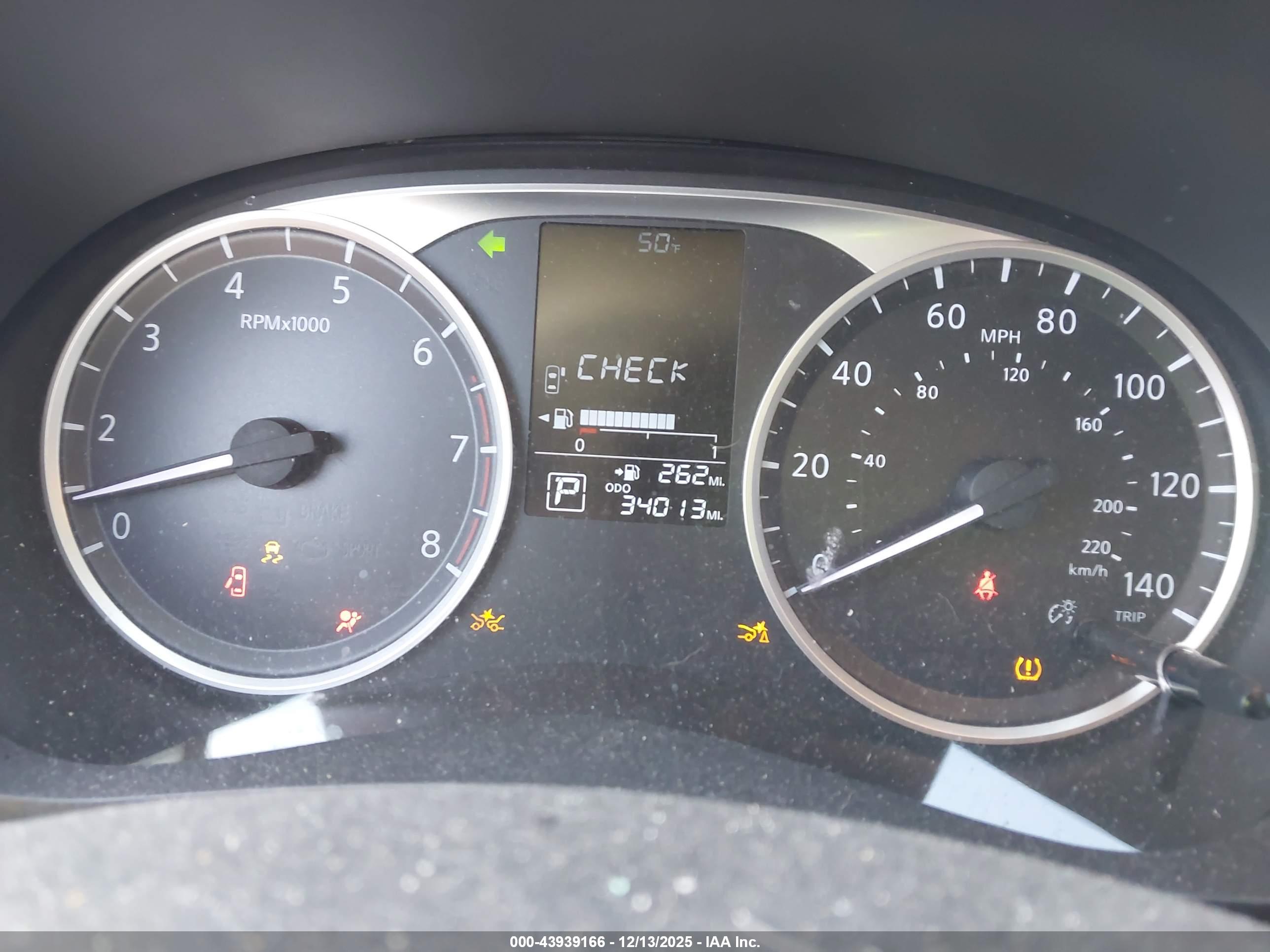 NISSAN VERSA image 7