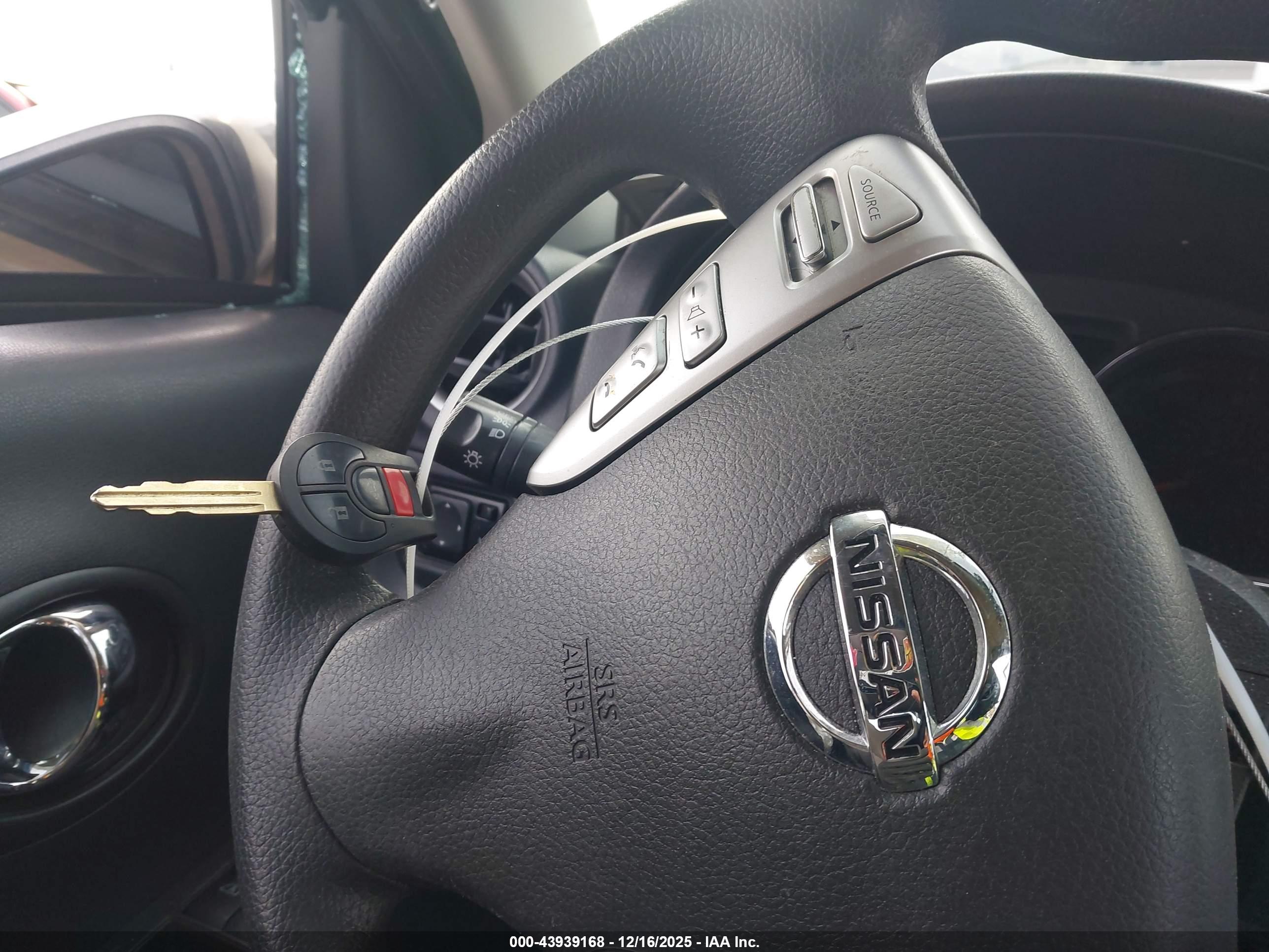 NISSAN VERSA image 11