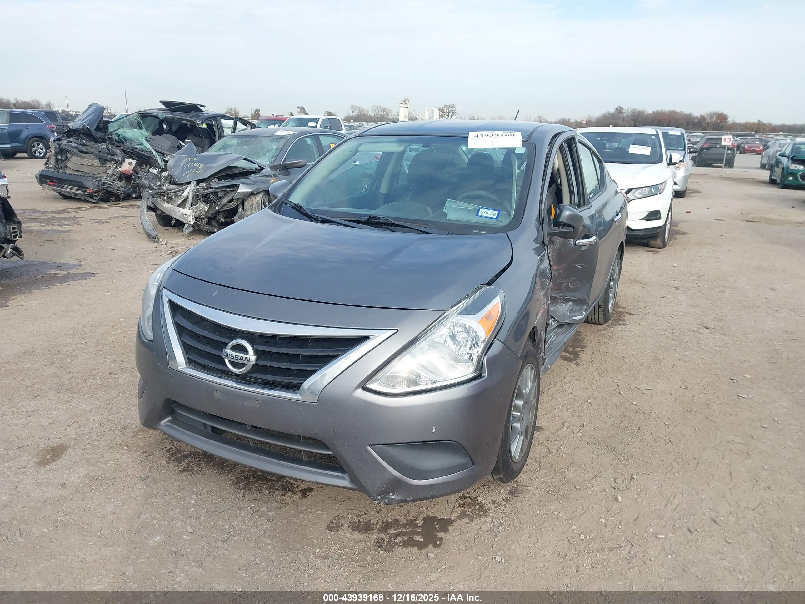 NISSAN VERSA image 2