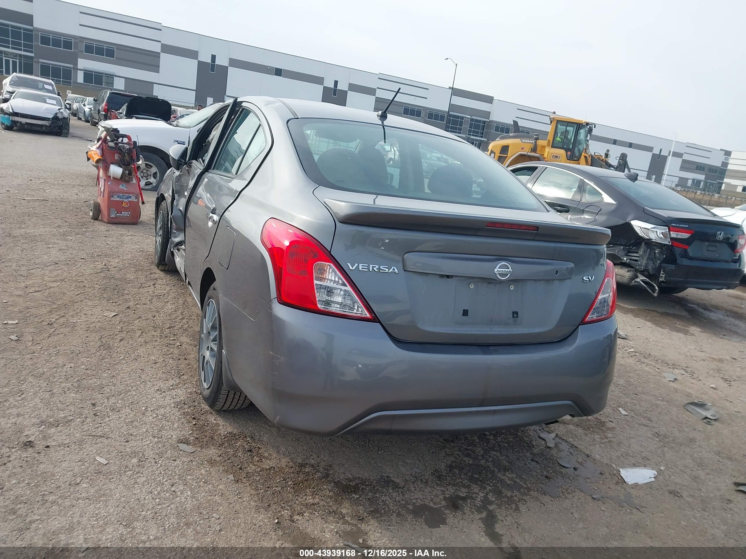 NISSAN VERSA image 3