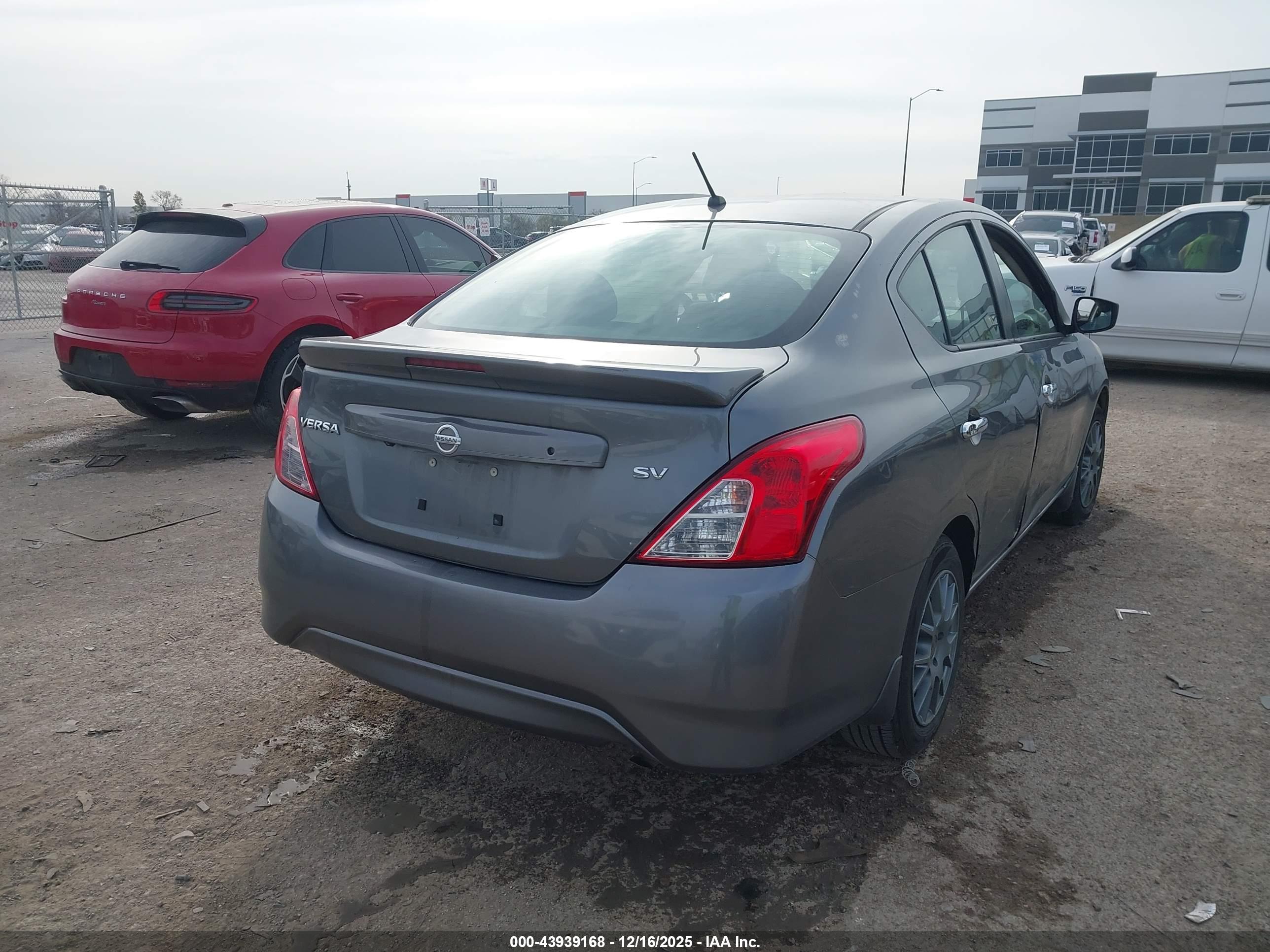 NISSAN VERSA image 4