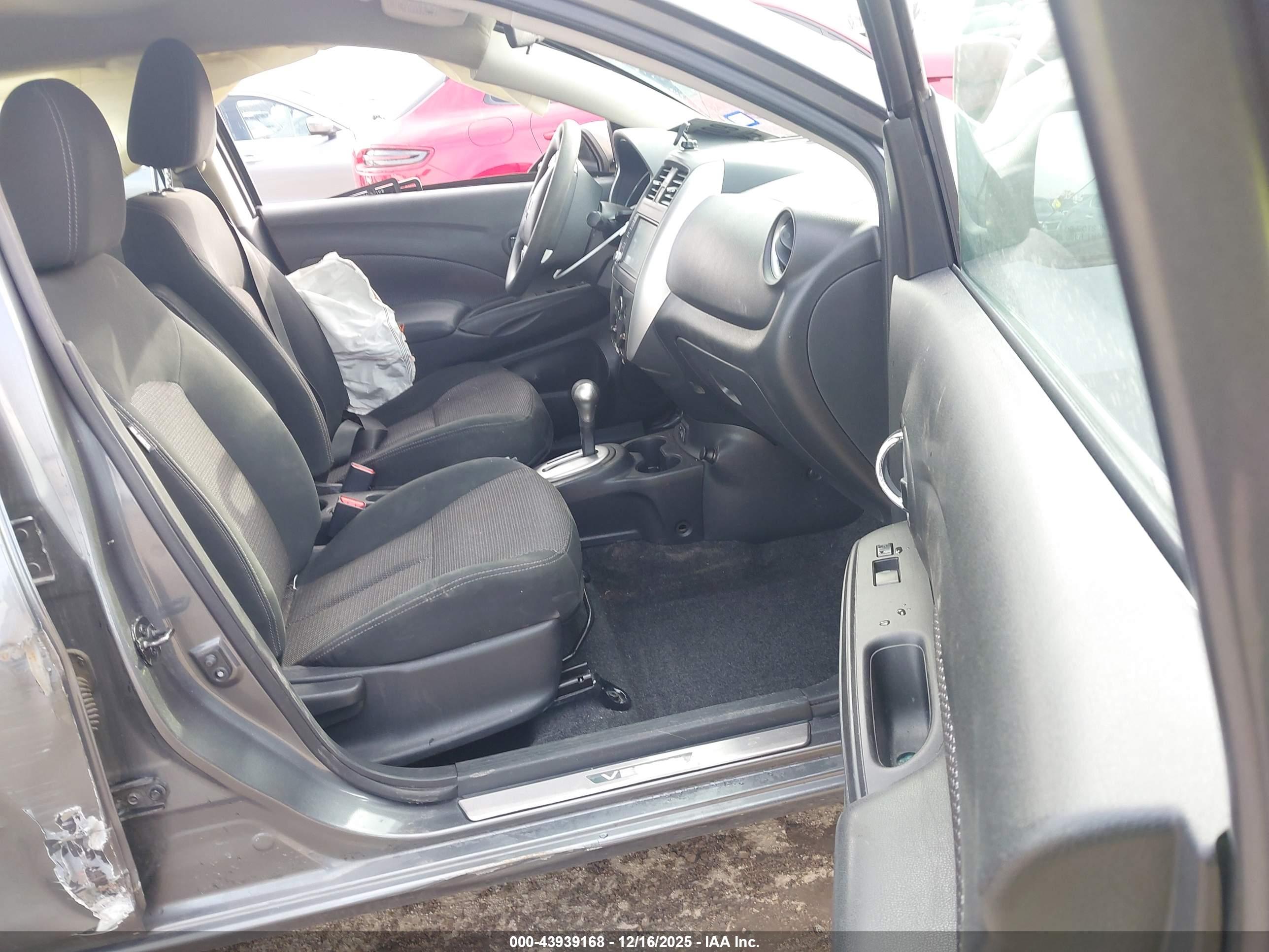 NISSAN VERSA image 5