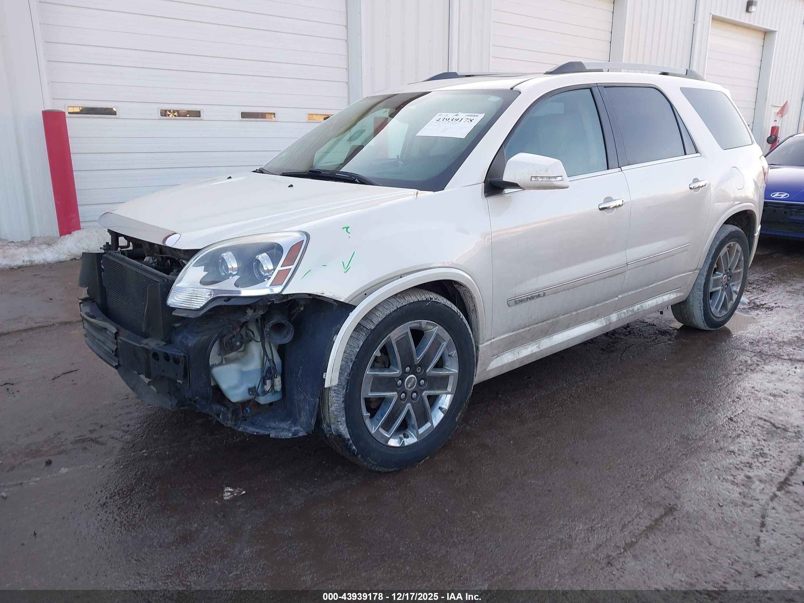 GMC ACADIA image 2