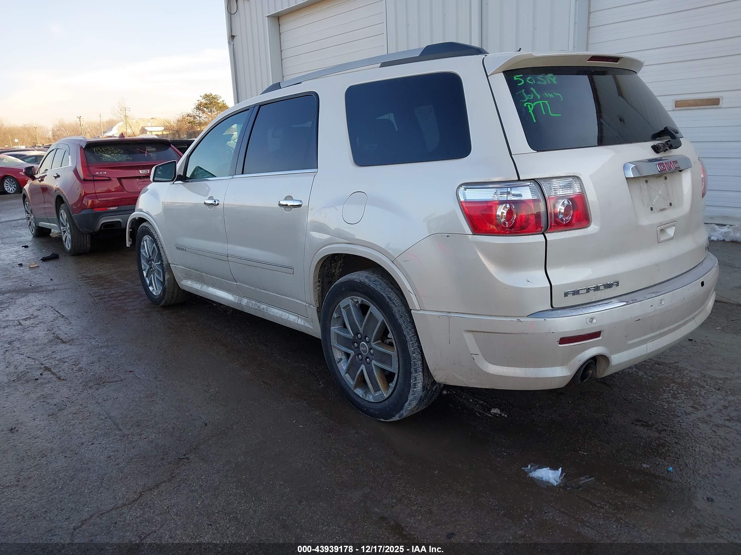 GMC ACADIA image 3