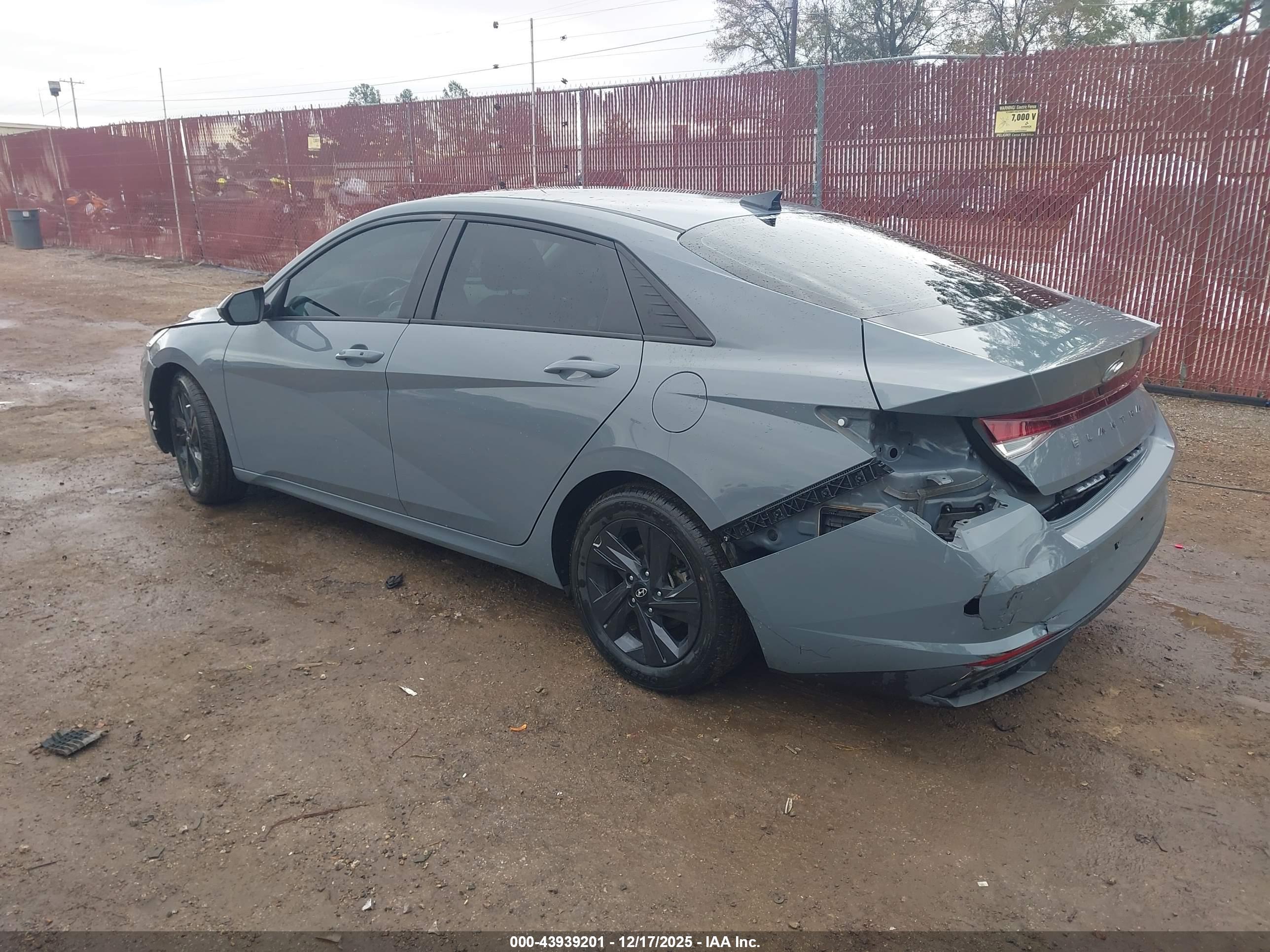 HYUNDAI ELANTRA image 3