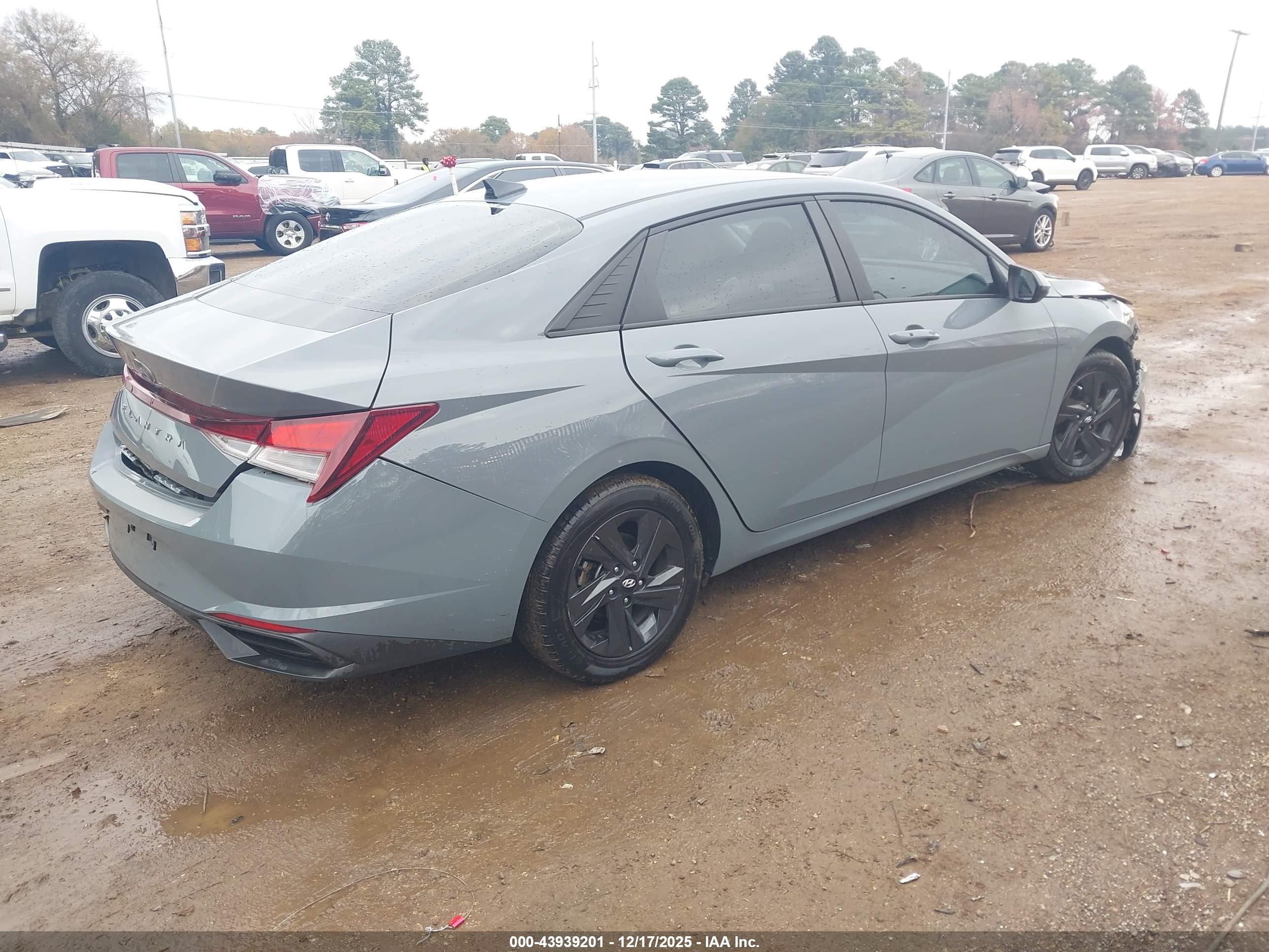 HYUNDAI ELANTRA image 4
