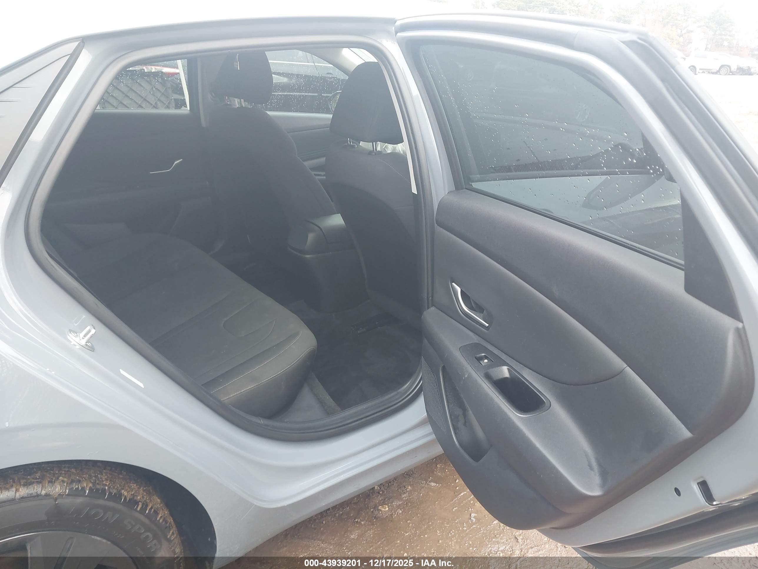 HYUNDAI ELANTRA image 8
