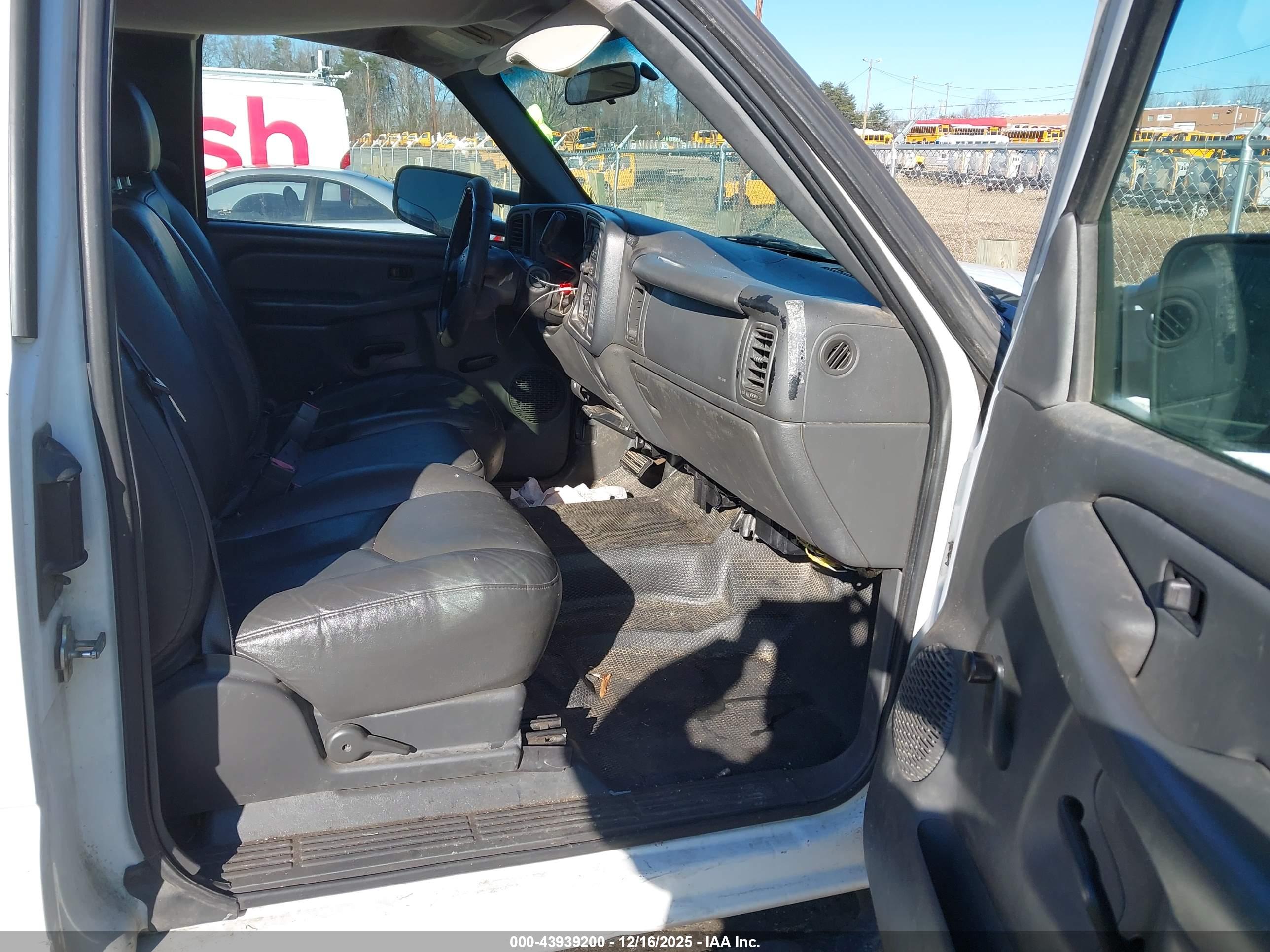 CHEVROLET SILVERADO image 5