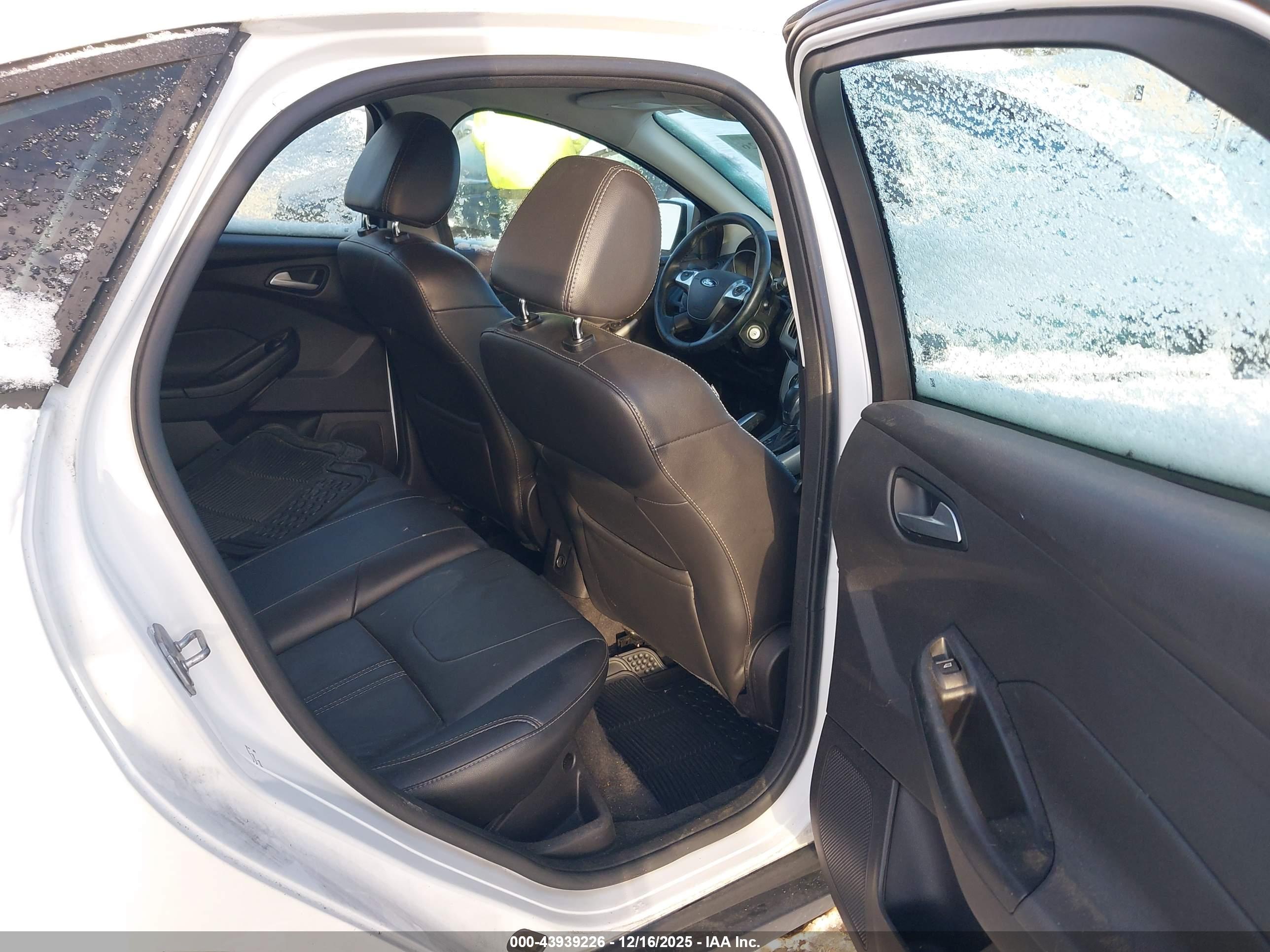 FORD FOCUS image 8