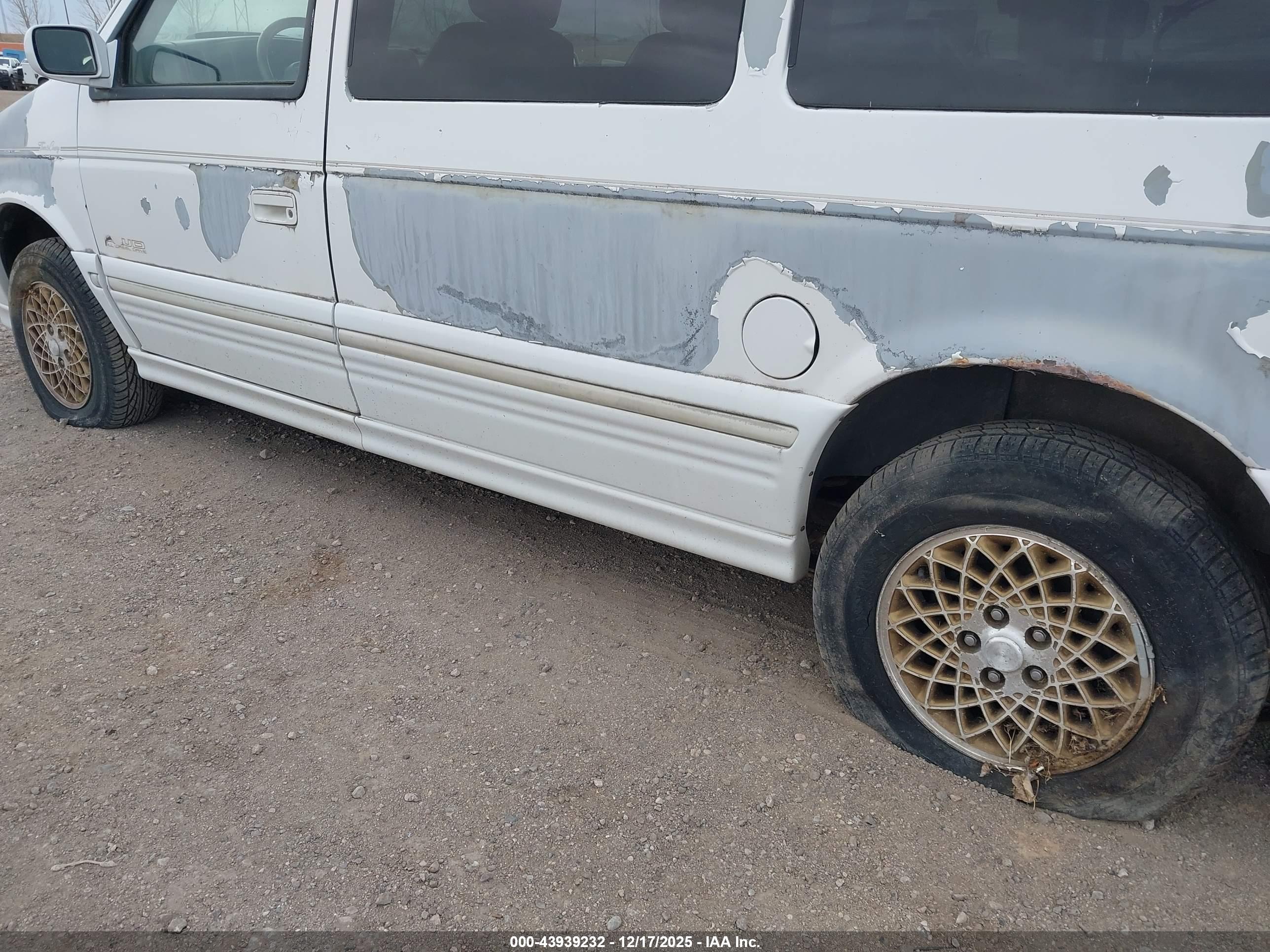 CHRYSLER TOWN image 6