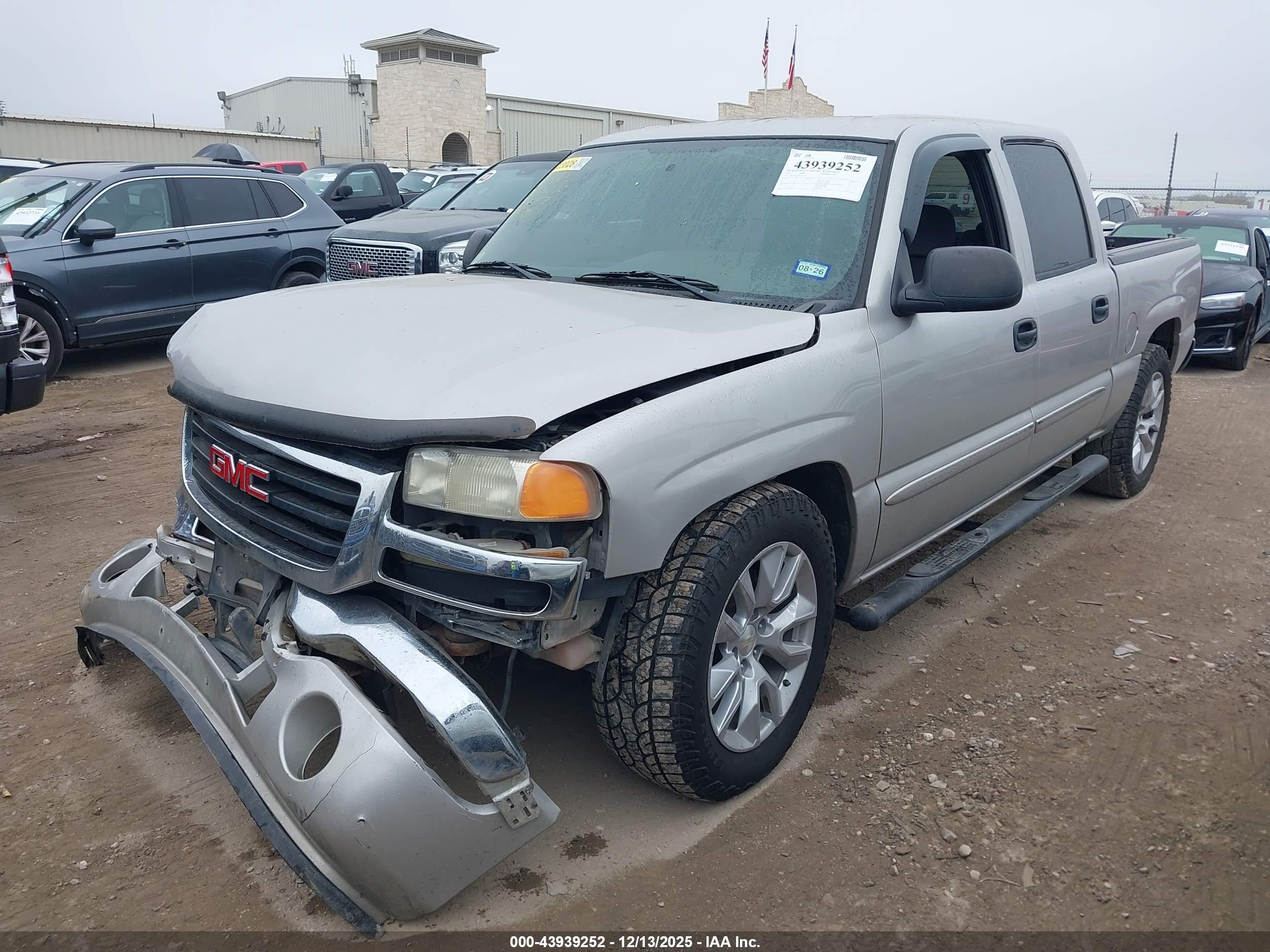 GMC SIERRA image 2