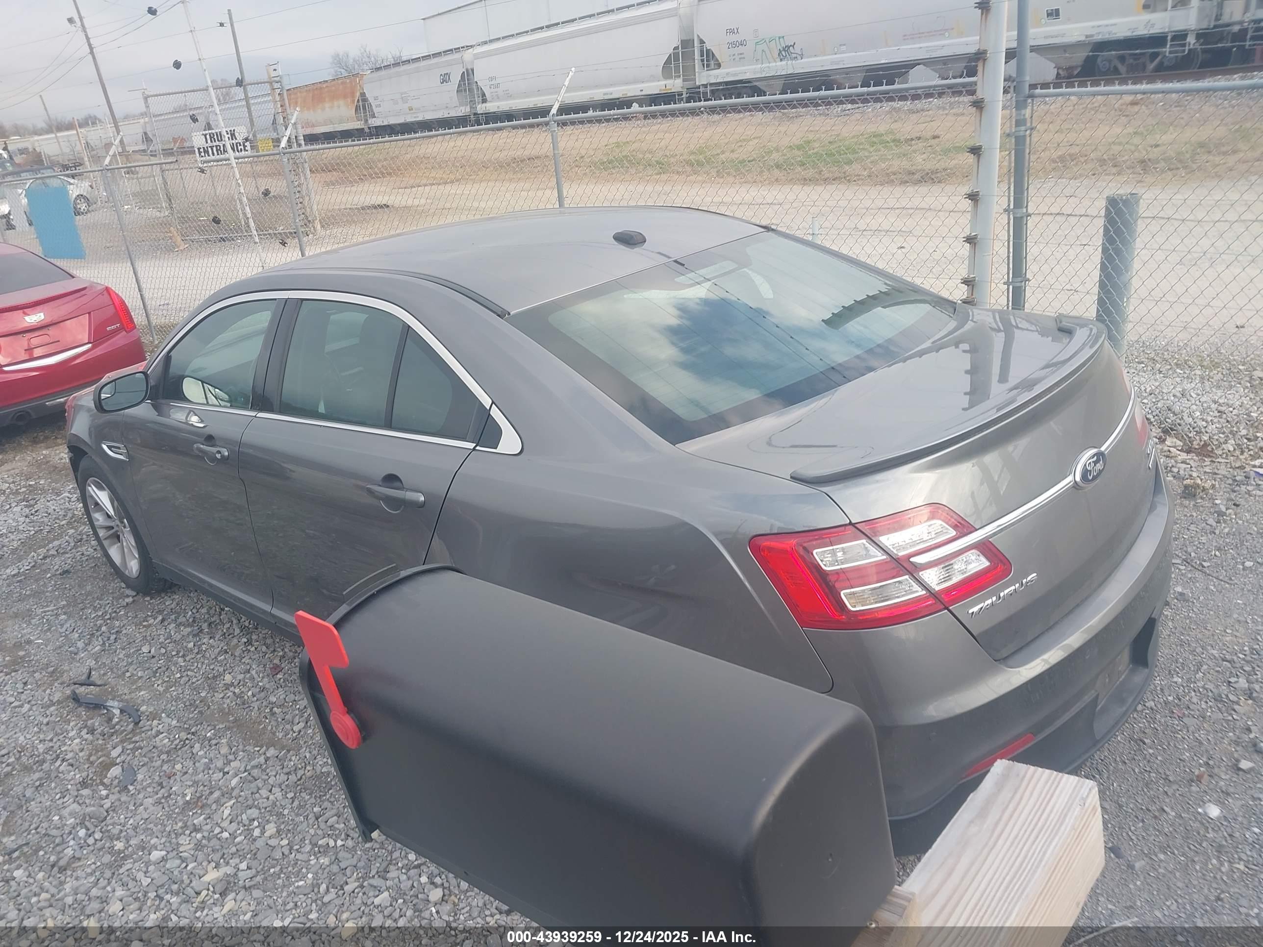 FORD TAURUS image 3