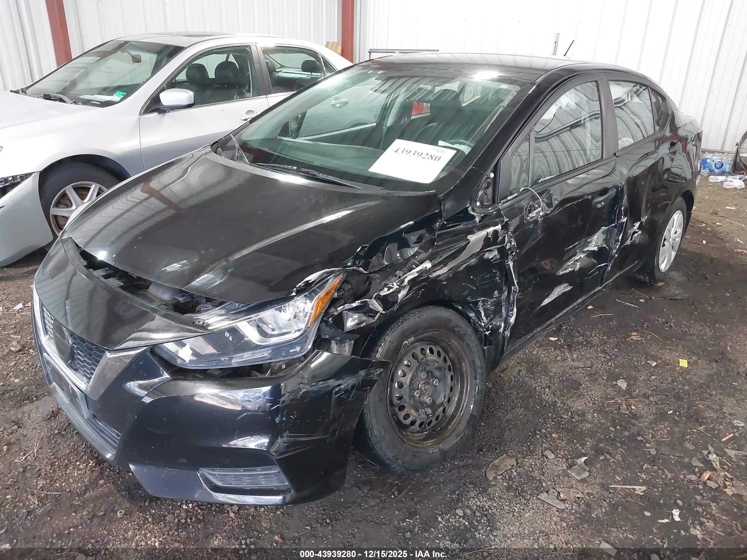 NISSAN VERSA image 2