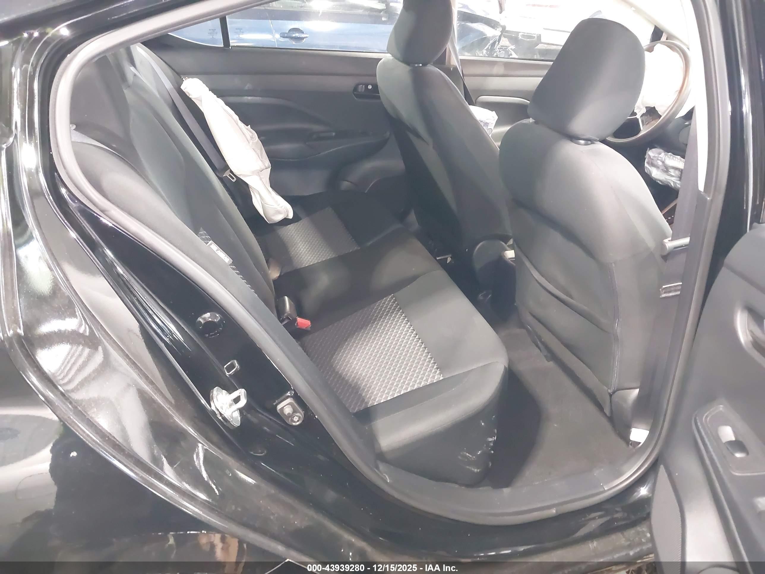 NISSAN VERSA image 8