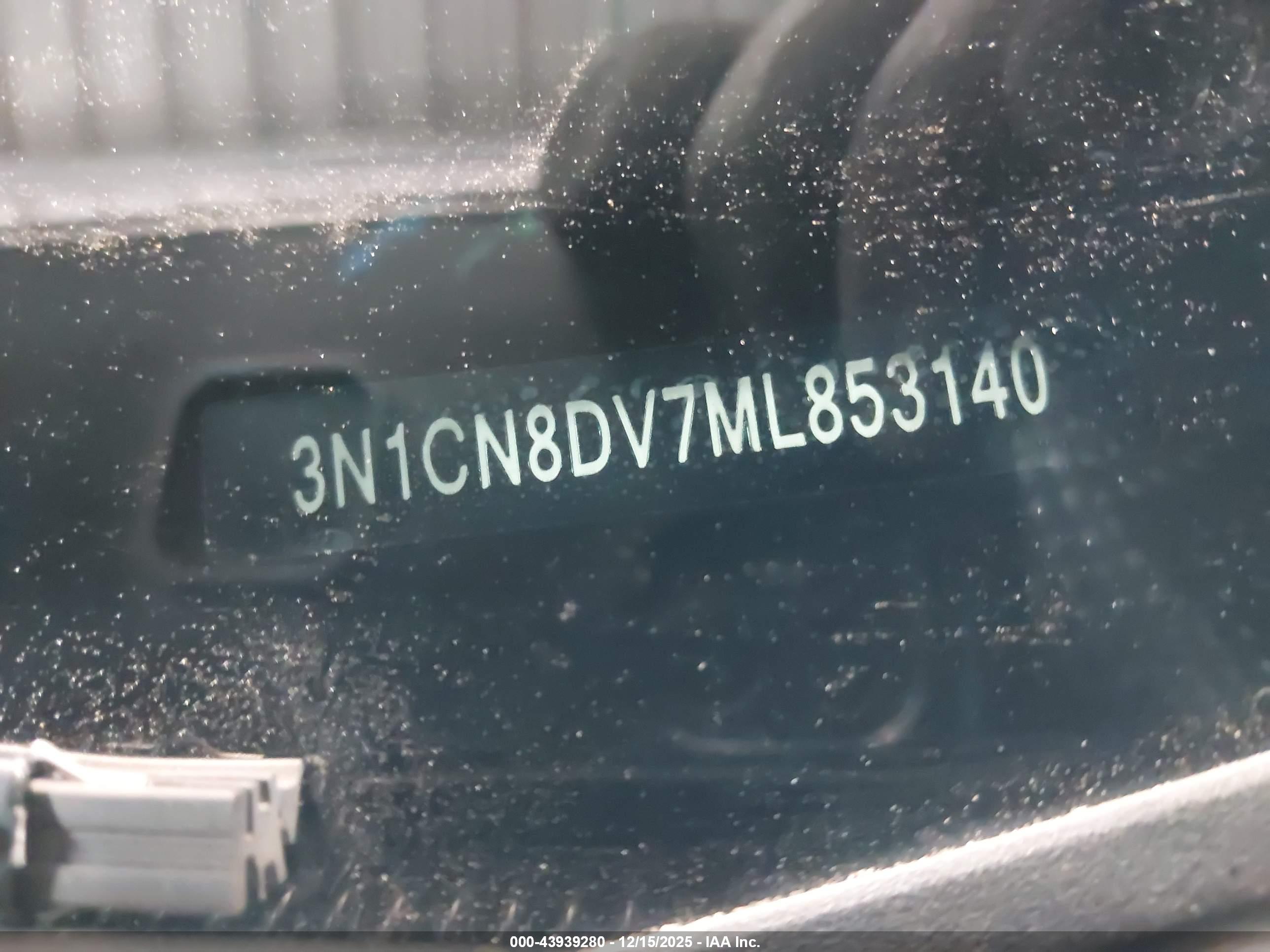 NISSAN VERSA image 9