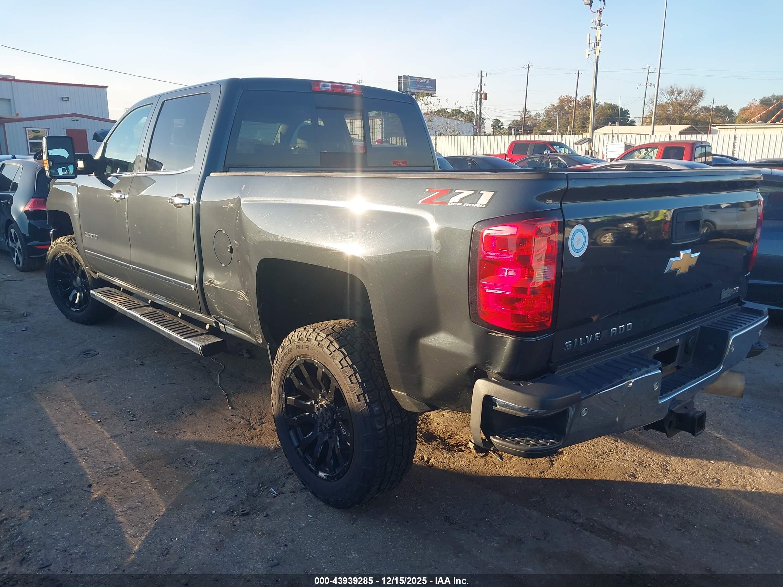 CHEVROLET SILVERADO image 3