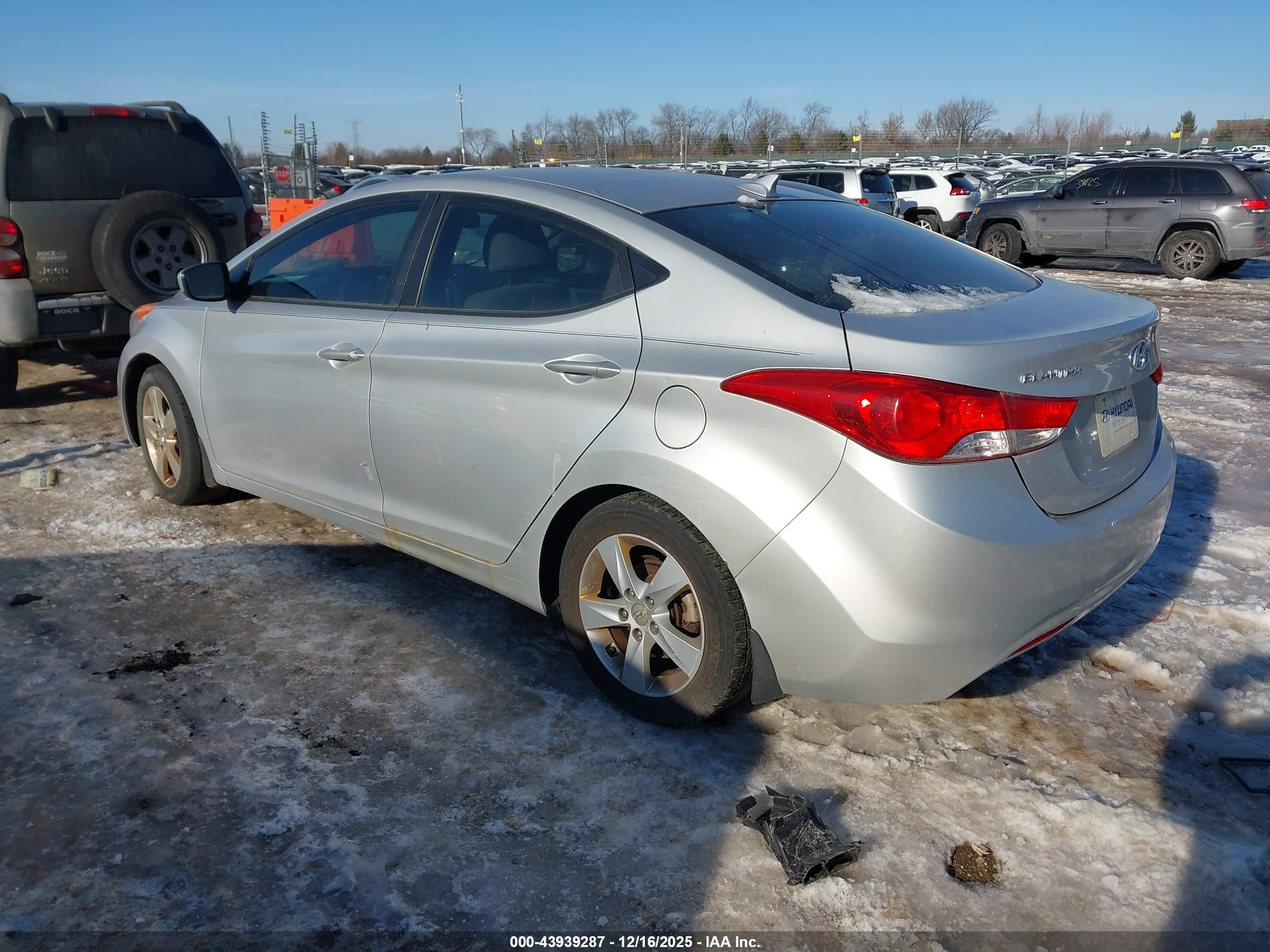 HYUNDAI ELANTRA image 3