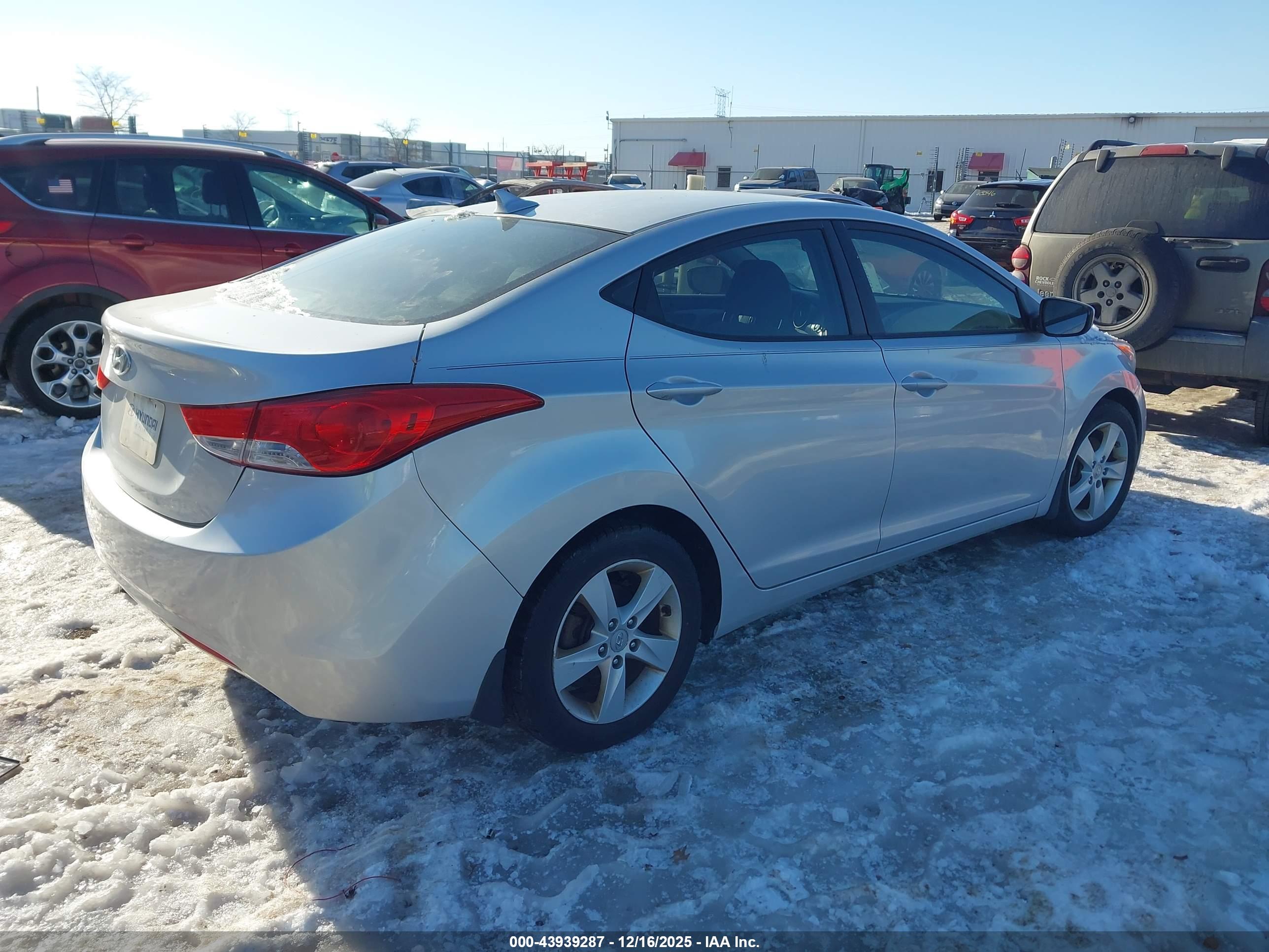 HYUNDAI ELANTRA image 4