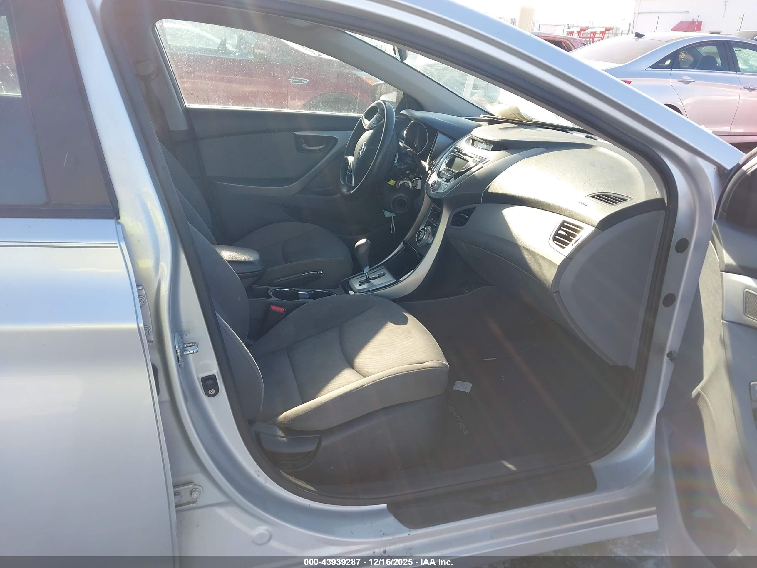 HYUNDAI ELANTRA image 5