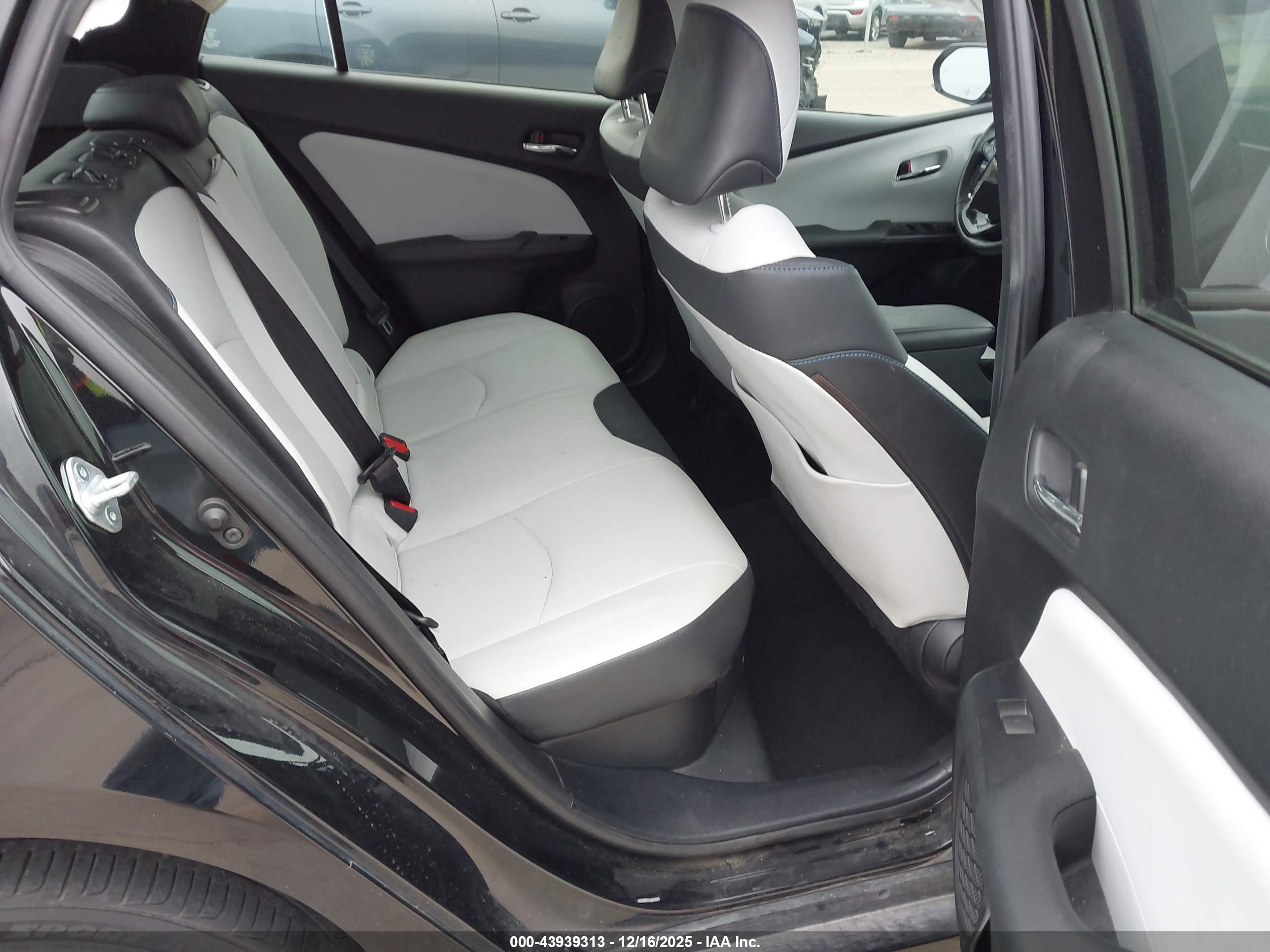 TOYOTA PRIUS image 8