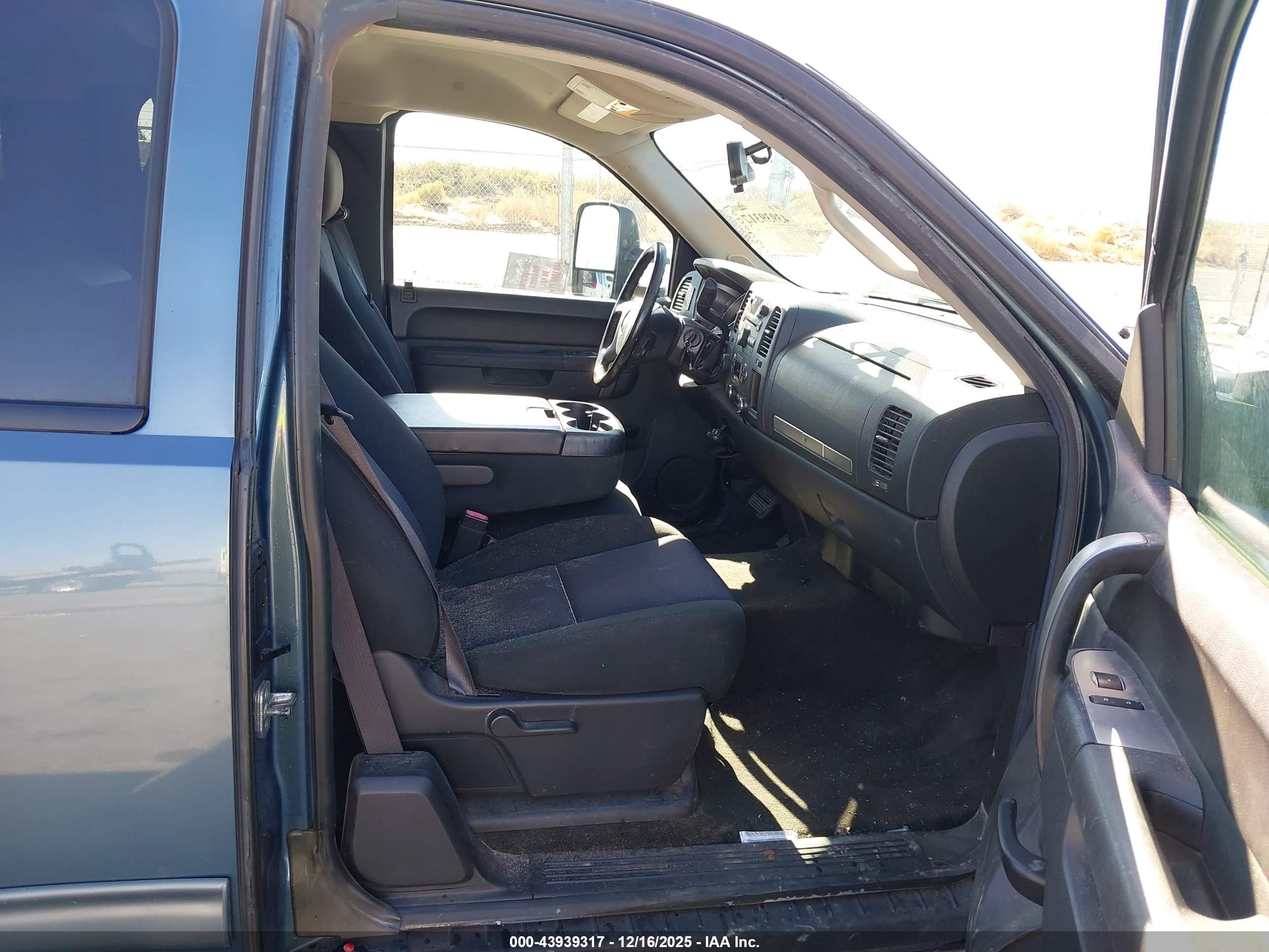 CHEVROLET SILVERADO image 5