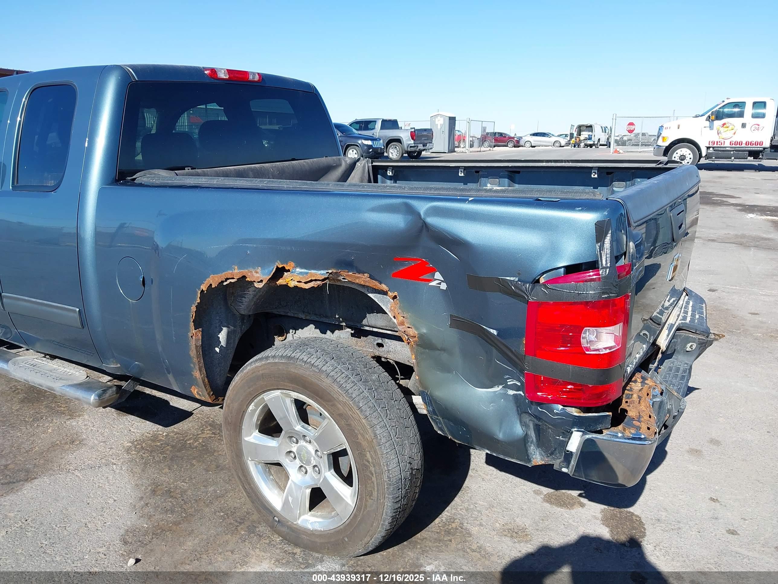 CHEVROLET SILVERADO image 6